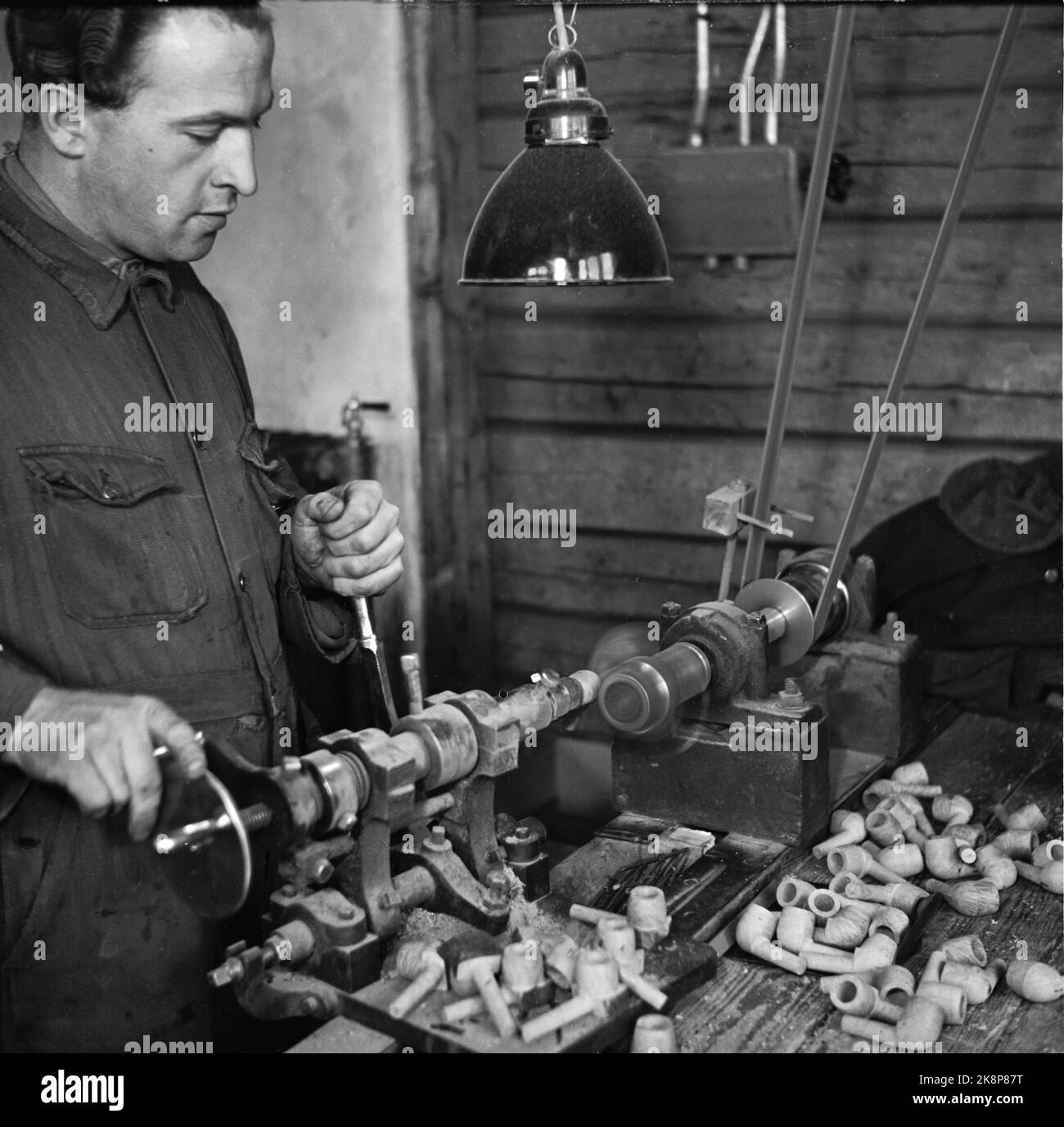 Lillehammer 19470414 Production of beeps at Pipe-Larsen's factory at Lillehammer. Man by lathe,- semi-finished pipe subjects in the pile. Photo: NTB / NTB Stock Photo