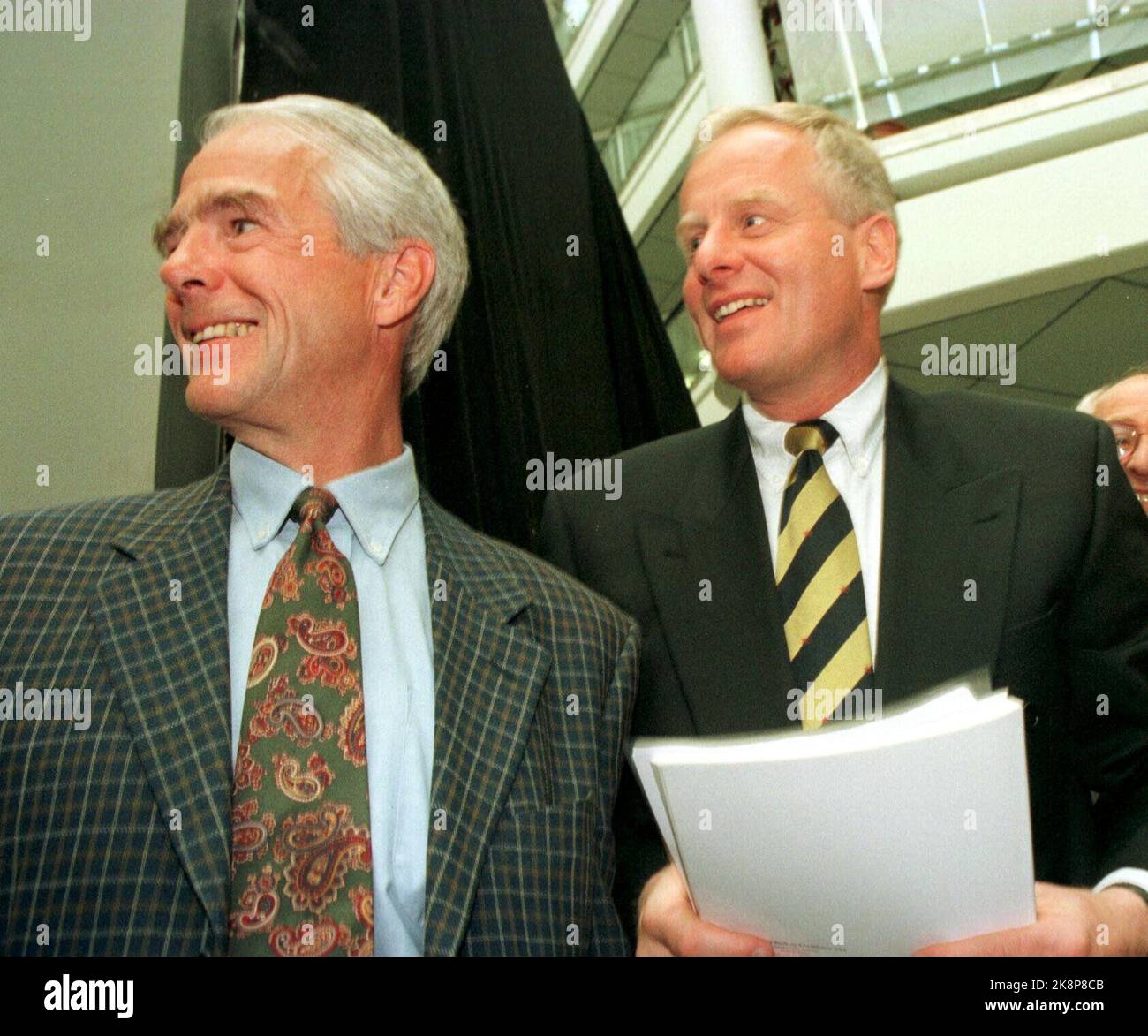 Oslo 19970626. Plans for a merger between the bank Kreditkassen and the insurance company Storebrand. Two gentle gentlemen during the General Assembly of the Kreditkass, where there was a clear majority for the merger. Deputy CEO Borger A. Lenth (t.v.) and CEO Tom Ruud. Photo Berit Roald / NTB Stock Photo