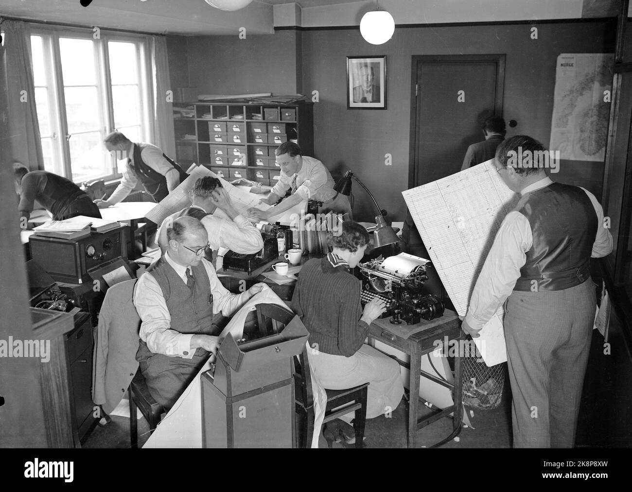 Oslo 19371018 Municipal elections, elections in NTB, employees at work. The big poster that the man Th is holding is a statistics on Nordland county, which compares the results of the parliamentary elections in 1933 and 1936 with today's election results. (There were parliamentary elections every 3 years until 1945) Photo: NTB Stock Photo