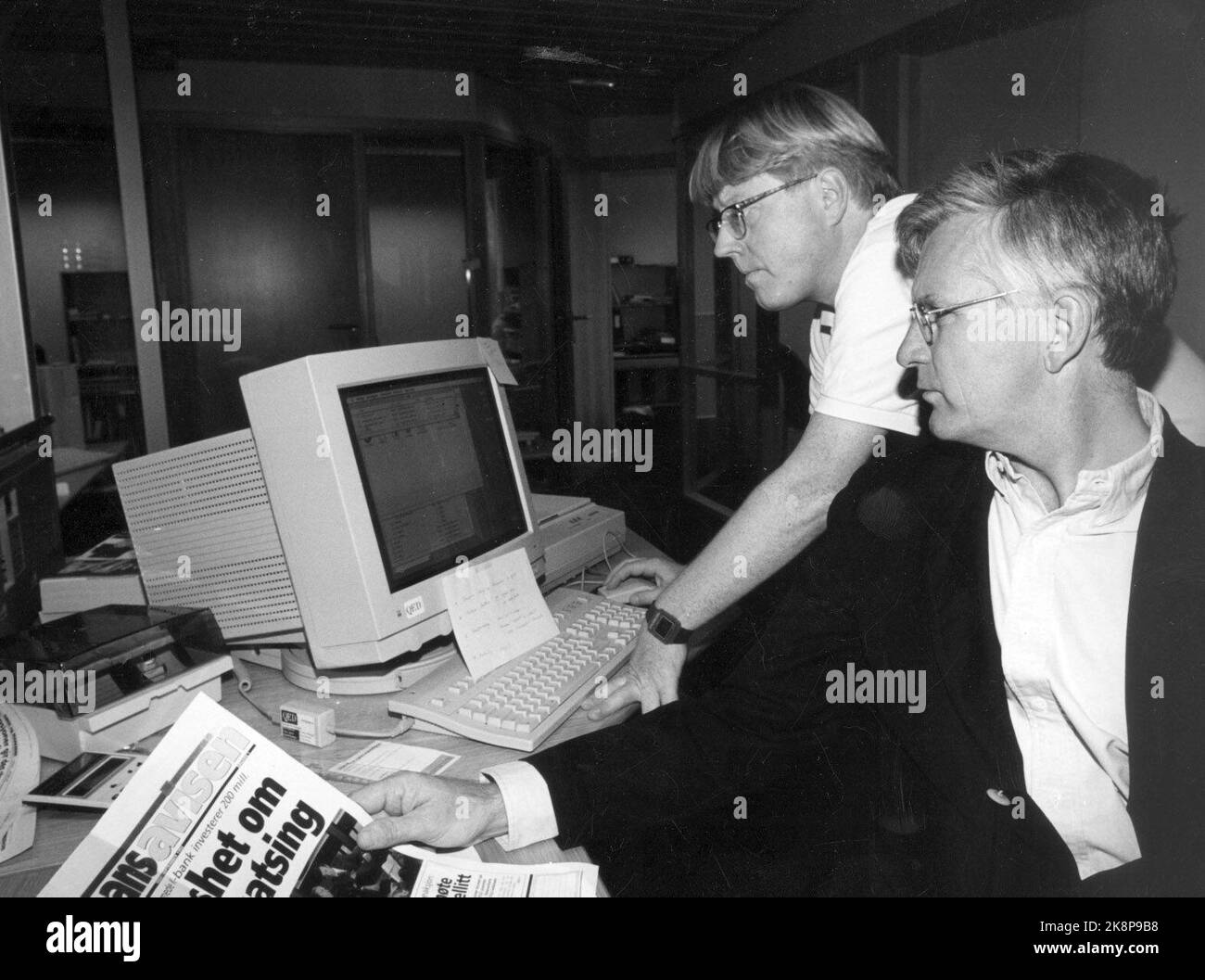 Oslo 19920924 Chief Editor Trygve Hegnar and production editor Knut Ivar Skeid with a test edition of the front page of the new newspaper, Finansavisen. Photo: Lise Åserud/NTB Stock Photo