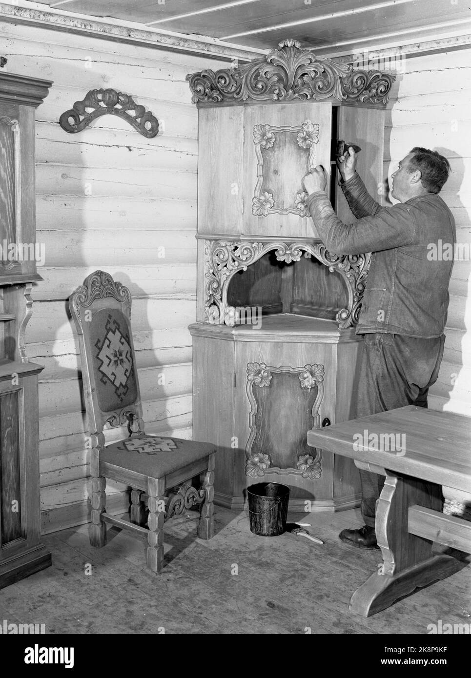 Skåbu 19500812. The home industry of crafts. A woodcutter at work that makes hook cabinets. Photo: NTB Archive / NTB Stock Photo