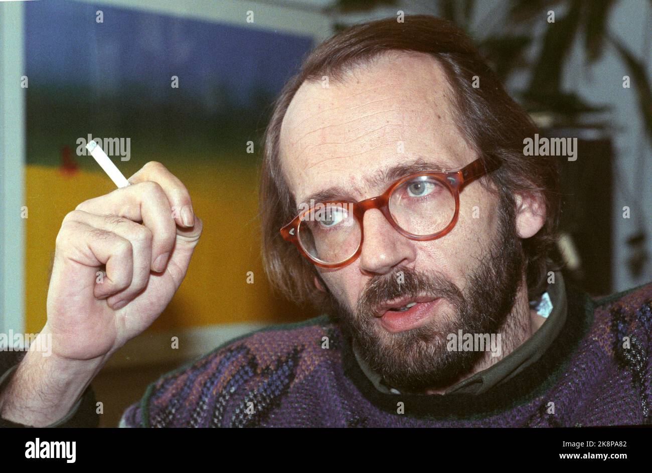 cigarettes ntb Oslo 19891215. Portrait of artist Ole Paus. Smokes cigarette. Photo:  Bjørn-Owe Holmberg NTB / NTB Stock Photo