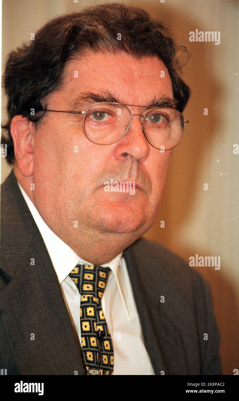 Press conference at the Nobel Institute on Wednesday afternoon with the Peace Prize winners for 1998, here John Hume. The prize will be awarded on Thursday. Scan photo: Ørn Borgen Stock Photo