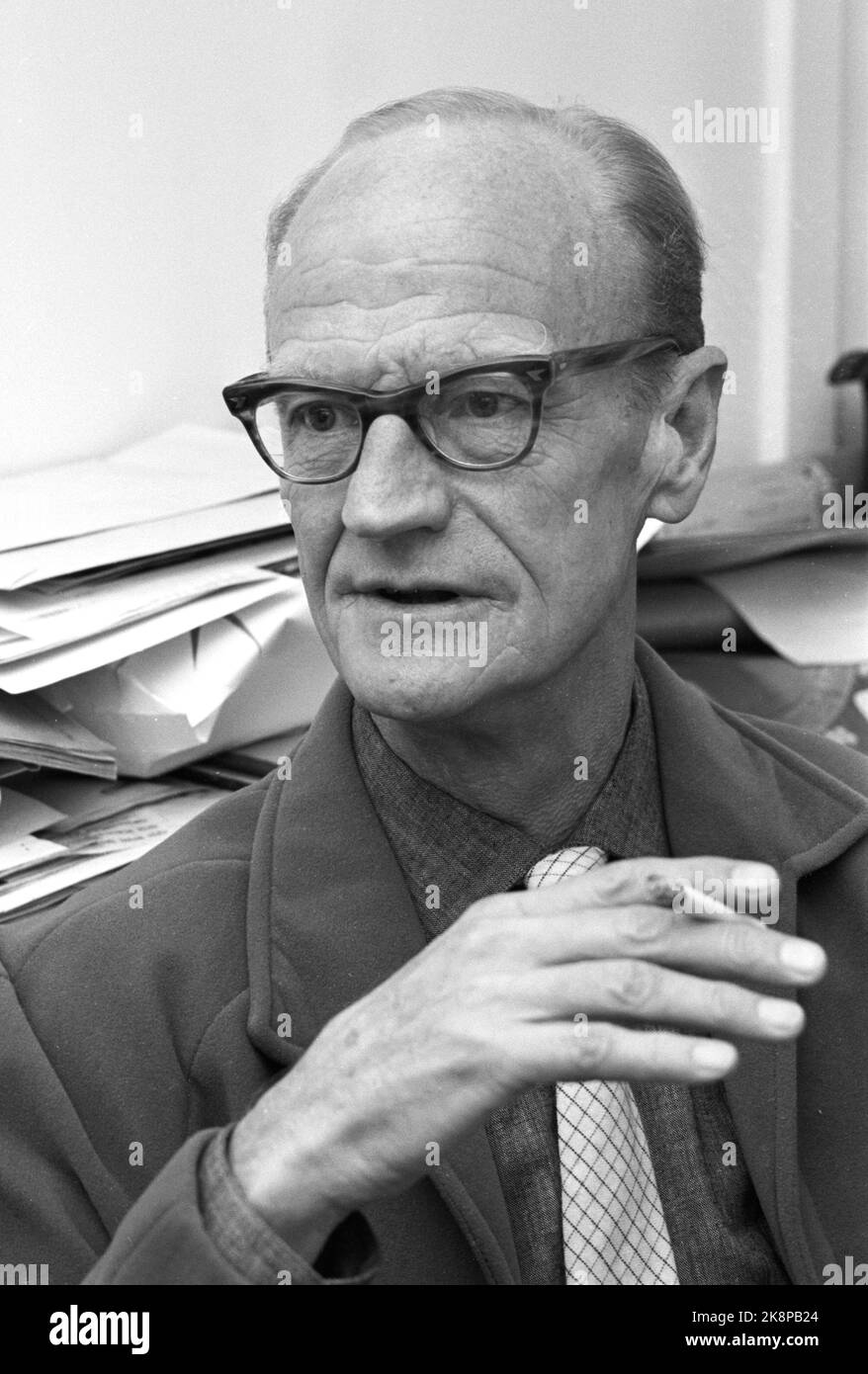 Oslo 1963. The author Johan Borgen talks about his working methods ...