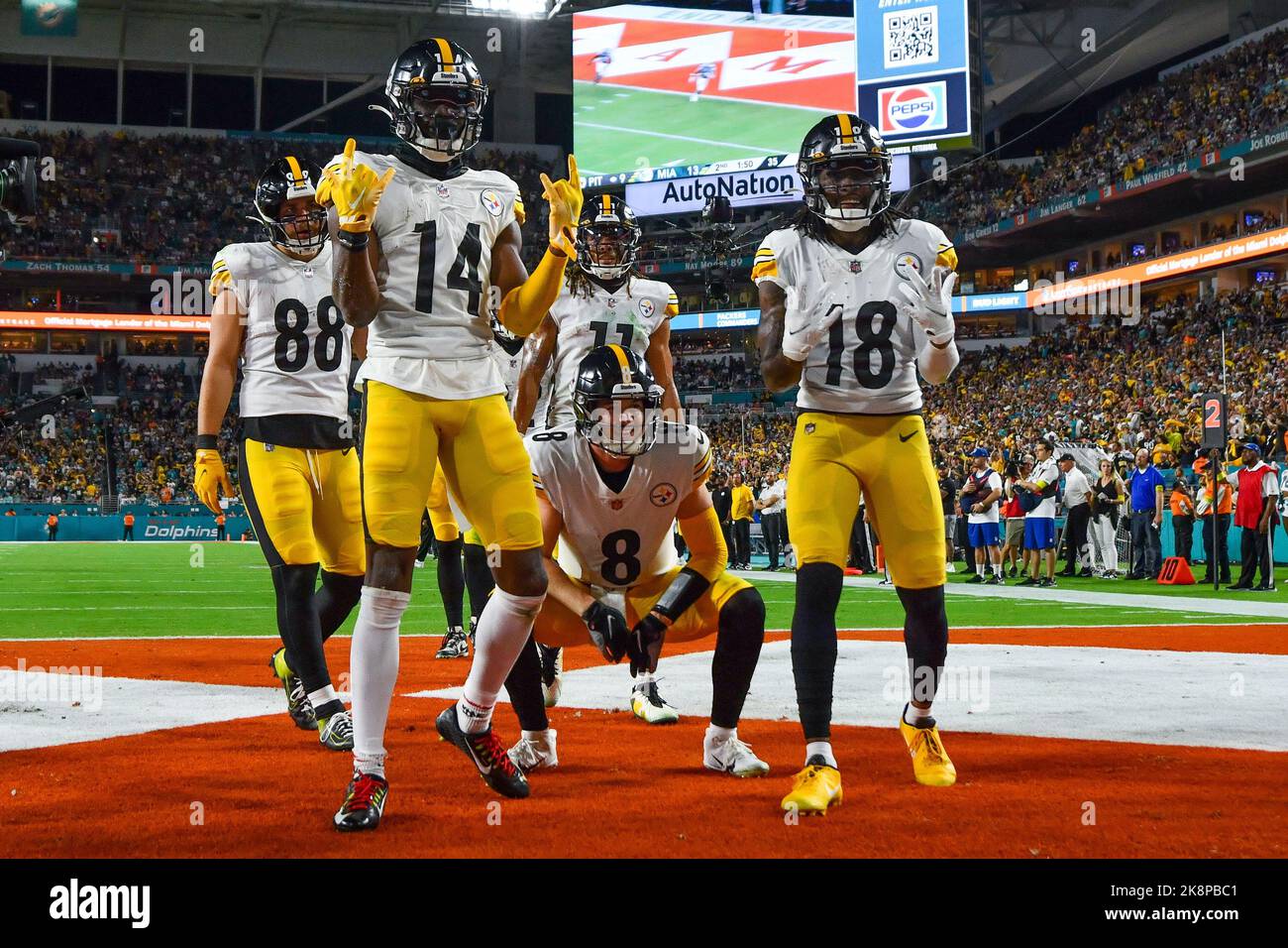 MIAMI GARDENS, FL - OCTOBER 23: Pittsburgh Steelers tight end Pat  Freiermuth (88) runs after he catch during the game between the Pittsburg  Steelers and the Miami Dolphins on Sunday, October 23