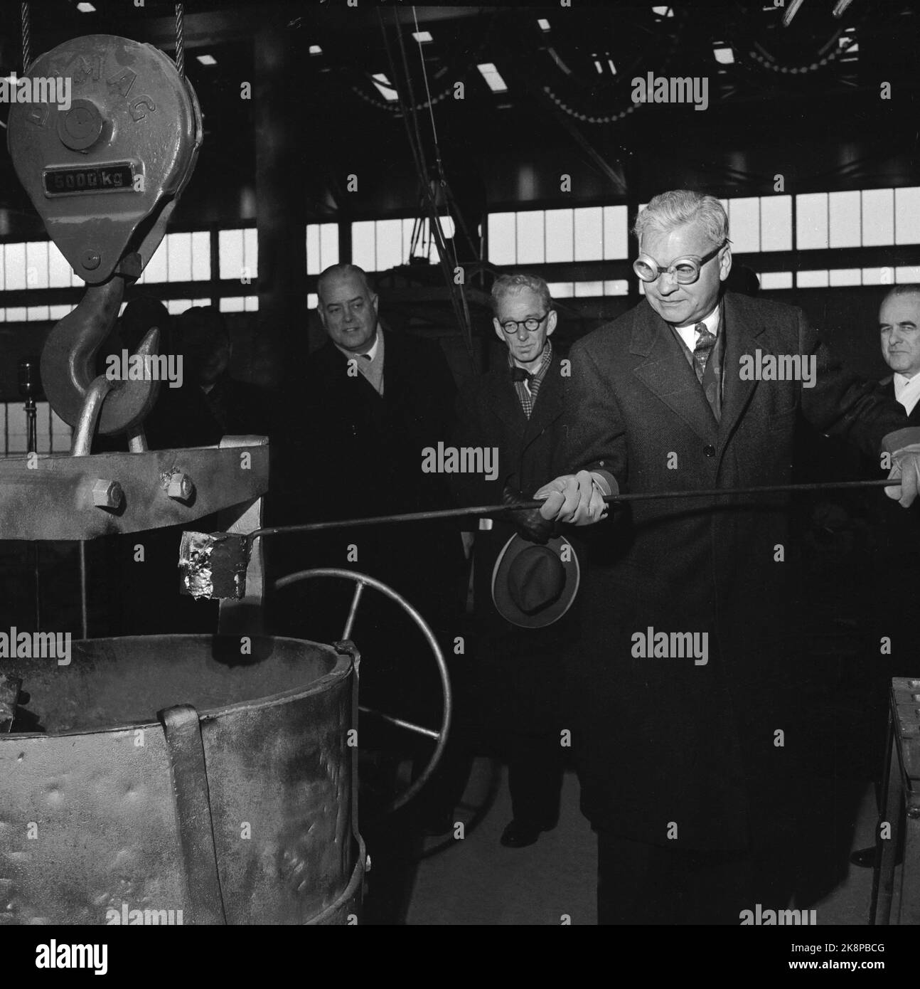 Sunndalsøra 195402 aluminum plant Årdal and Sunndal Verk are put into operation. Here, the US ambassador L. Corrin Strong (wearing goggles) casts the first block aluminum, while other prominent guests are included in the background. Photo: NTB / NTB Stock Photo