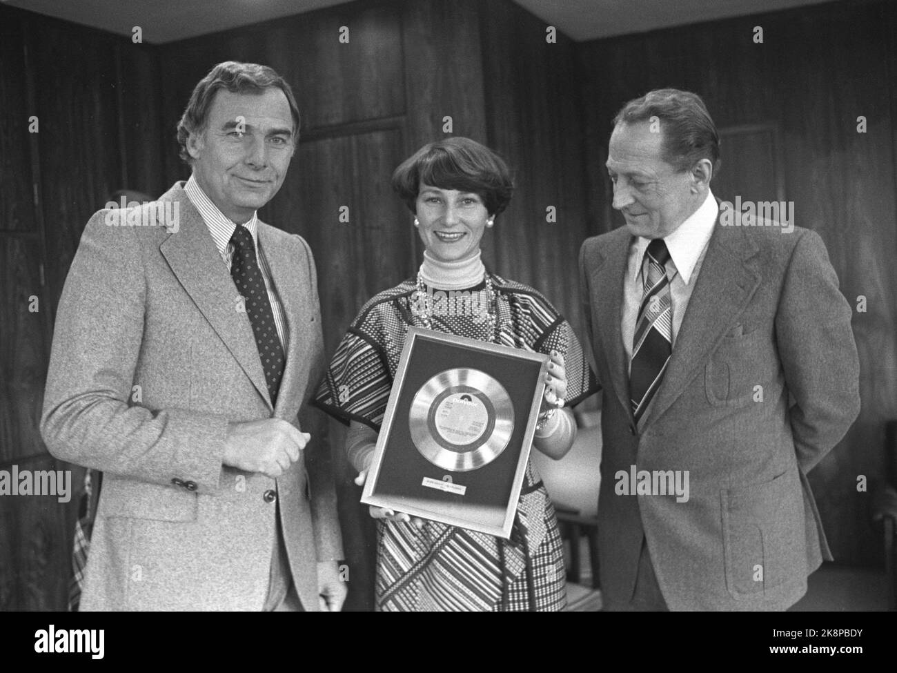 Oslo 19761215. Crown Princess Sonja receives a gold plate for the song 'I have a tulle with eyes blue' that she sang in the Mom market. The record brought in kr. 200,000 to Princess Märtha Louise Fond for Disabled Children. Here together with (t.v.) Totto Johannessen and Knut Lie. Photo: Erik Thorberg NTB / NTB Stock Photo
