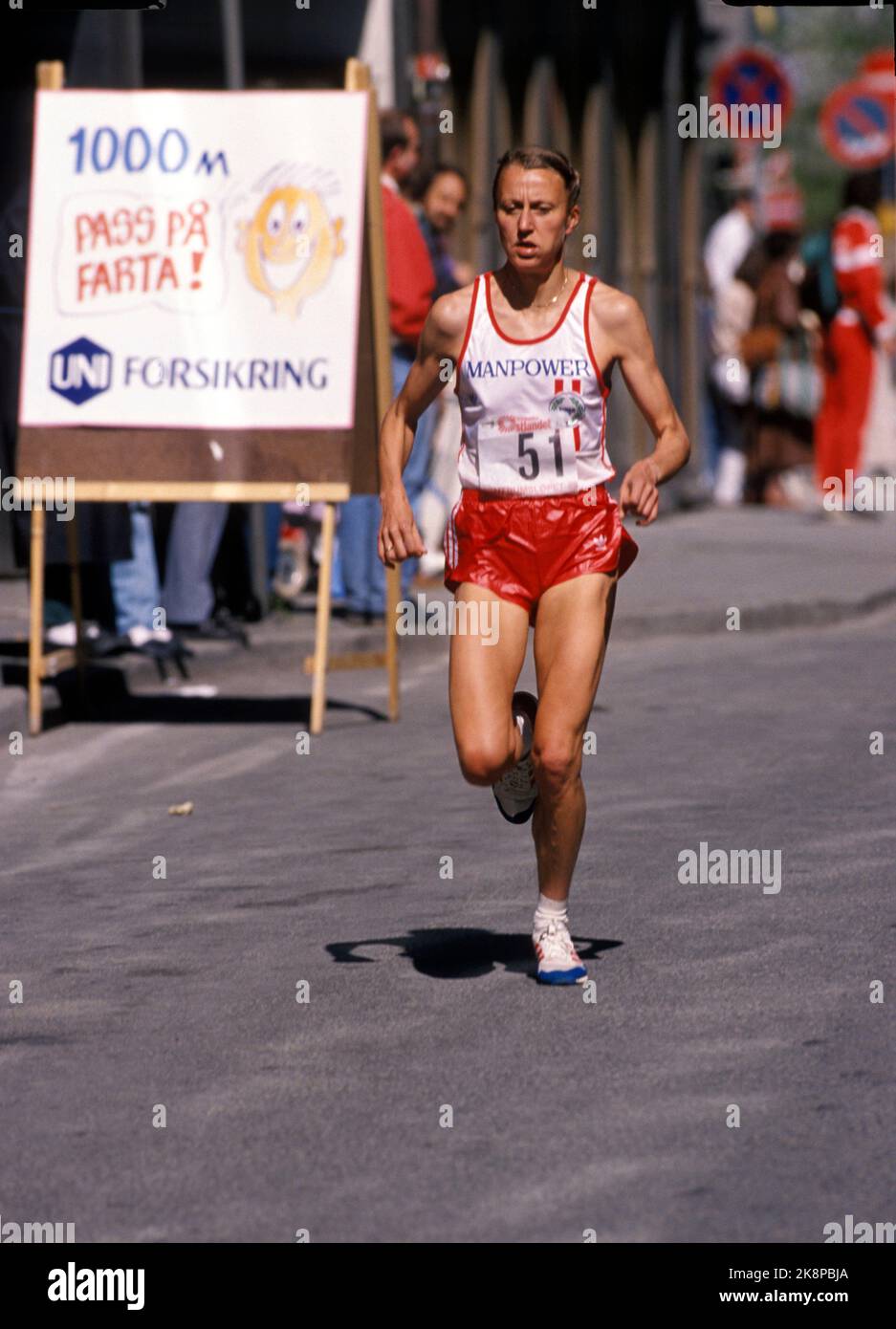 Oslo 19890430 Grete Waitz in action in the center race. Advertising for Uni Forsikring in the background. Photo: O. Olsen / NTB Stock Photo