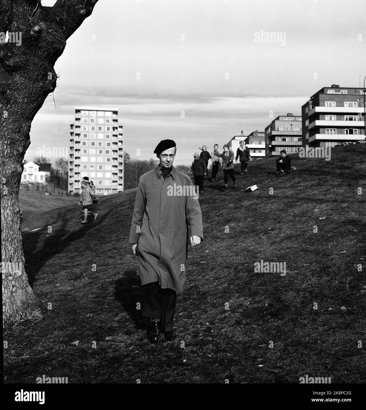 Oslo March 1961 The author Finn Havrevold (1905/888) is best known for his children and youth books, for which he has also won a number of awards. Here is a smiling oatmeal, photographed outdoors with children in the background. Photo: Storløkken / Current / NTB Stock Photo