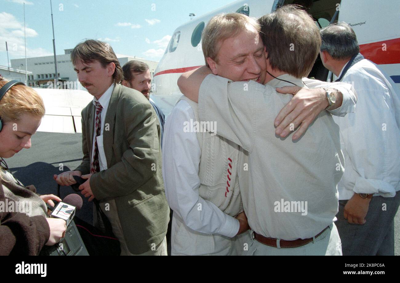 Fornebu 19950525. Norwegian press people home after being in Kenya to cover the lawsuit against Norwegian-Kenyan Koigi Wa Wamwere who has for a long time been imprisoned in Kenya. Aftenposten journalist Jan Gunnar Furuly (t.v.) and photographer Finn-Eirik Strømberg are received by colleagues. The two were arrested in Kenya for illegal photography and for attacking the police. Photo: Terje Bendiksby NTB / NTB Stock Photo