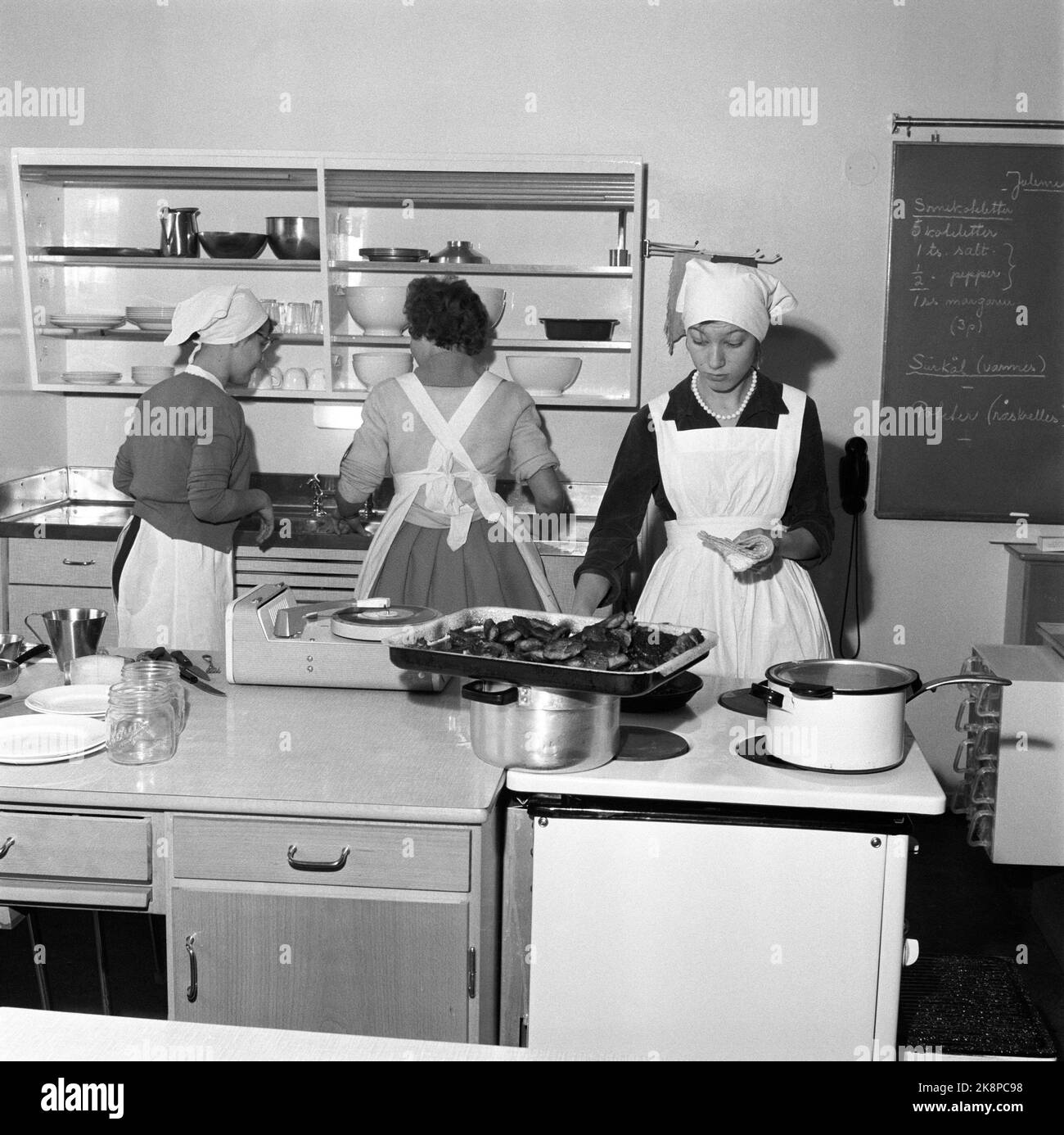 Oslo 1960. Schools in Oslo. Visit Sandaker school. Here, girls with shot and apron learn, home knowledge of tones from a gramophone player - record player. Photo: Ivar Aaserud / Current / NTB Stock Photo