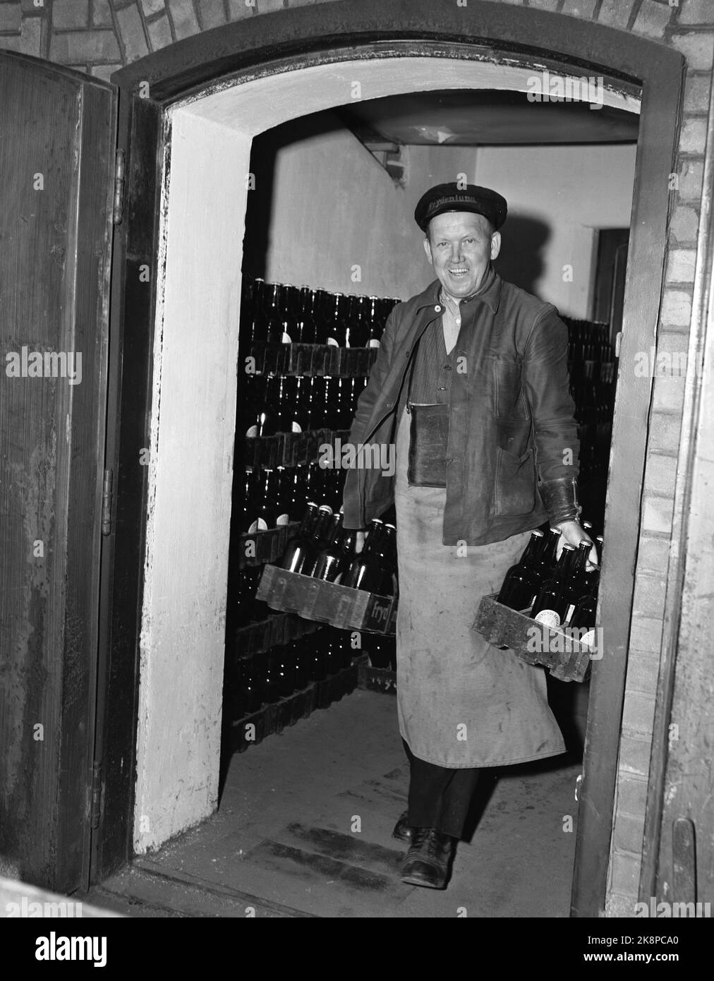 Oslo 1951. Breweries in Oslo in 1951. Here is a happy beer supplier. Photo: Sverre A. Børretzen / Current / NTB Stock Photo