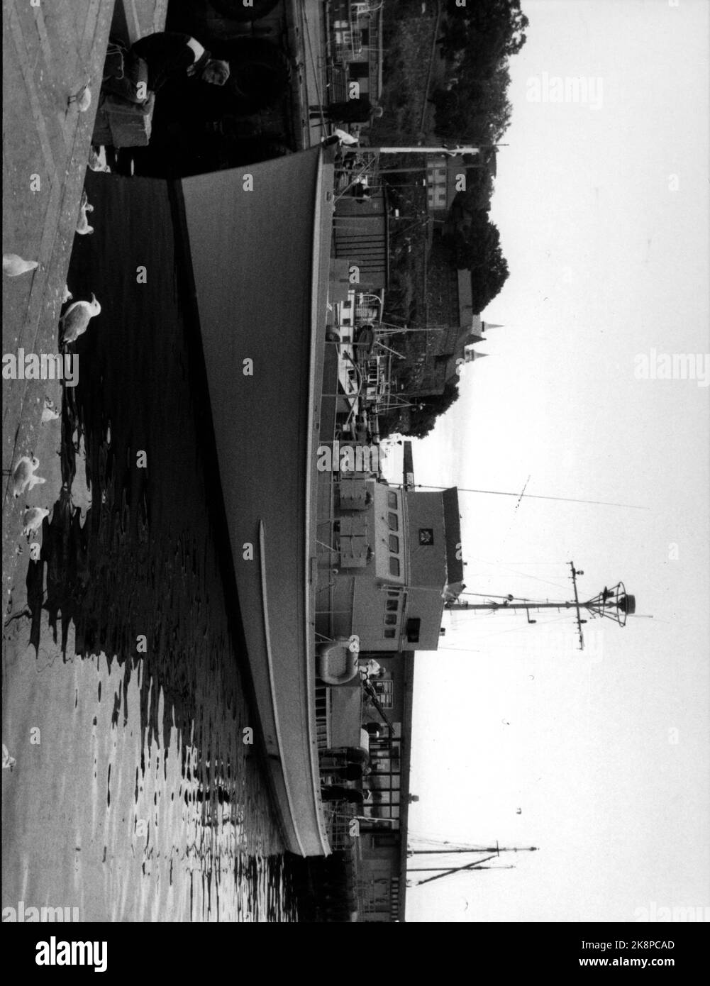 19870806  U-BÅTJAGEREN 'HITRA' i OSLO. En av 'Shetlandsskutene'.   Den 112 fot lange og 125 tonn tunge ubåtjageren er i dag det eneste  marinefartøy som Norge har igjen fra krigen. Den var en av tre små ubåtjagere som USA ga til Norge i 1943 for å effektivisere den illegale  farten mellom Shetland og Norge. Tidligere opererte Shetlandsgjengen med  vanlige fiskeskøyter, og tapene var store.    Fartøyet ble ferdig restaurert ved Oma Båtbyggeri i Leirvik i vår, og vil nå fungere som et flytende museum (ref. NTB tekst).   Foto: Bjørn Sigurdsøn - - Bildet er ca 11 MB - - Stock Photo