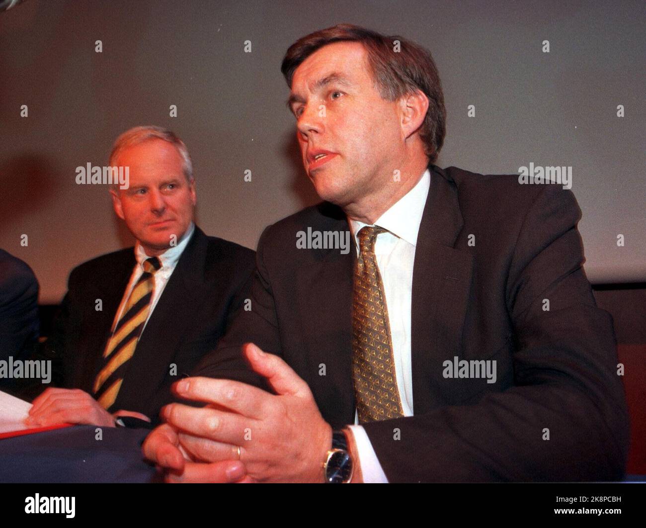 Oslo 19970626. Plans for a merger between the bank Kreditkassen and the insurance company Storebrand. CEO Åge Korsvold (t.h.) in Storebrand and Kreditkassen's CEO Tom Ruud at the press conference after the Storebrand General Assembly. The merger with Kreditkassen was voted down by the General Assembly in Storebrand. The general meeting of Kreditkassen earlier in the day had stated a clear yes to the merger. Photo: Berit Roald / NTB. Stock Photo