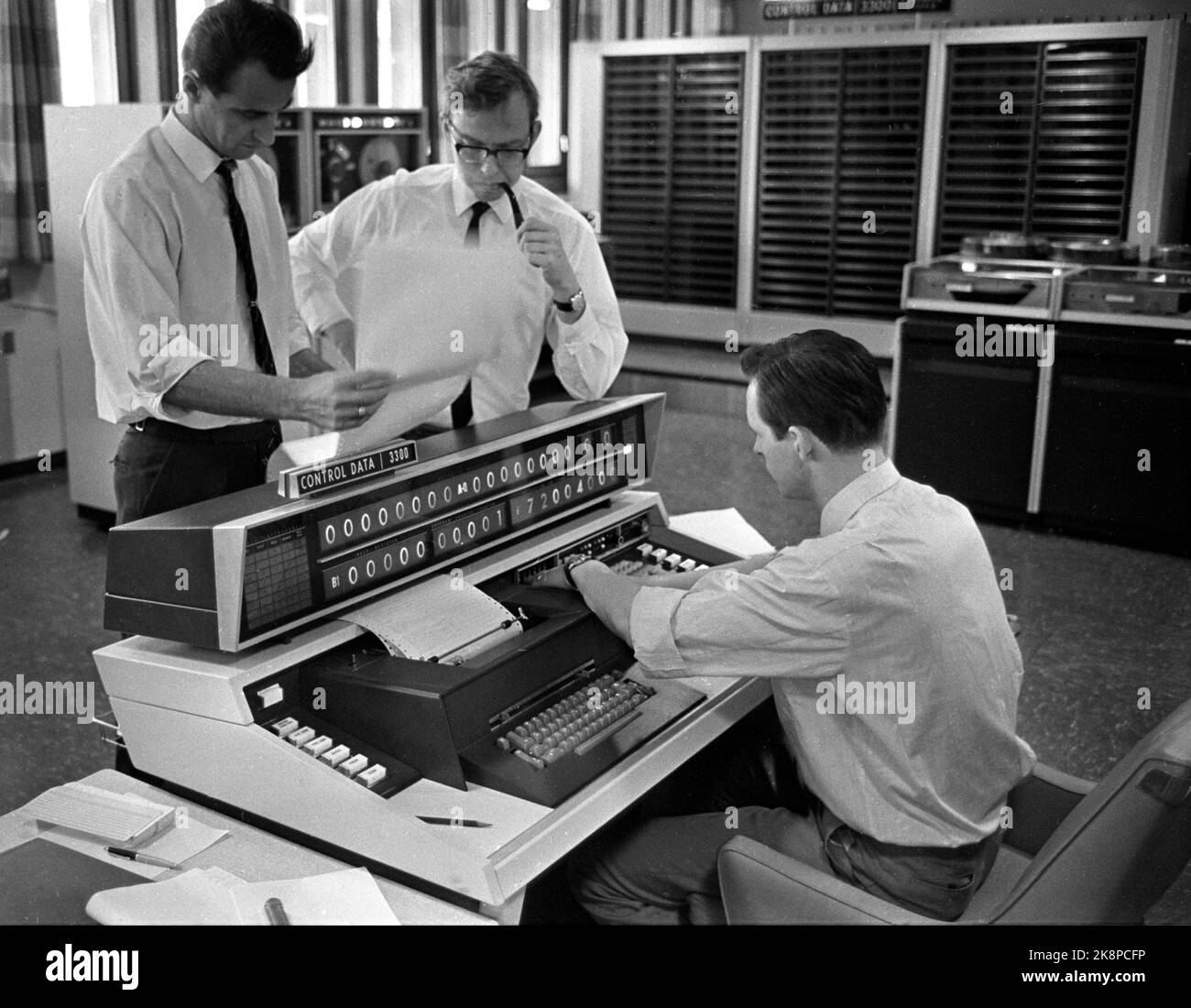 Oslo 19670924 Municipal elections 1967. As usual, the Norwegian Telegram Agency will provide the election results from each municipality. The results are called at the agency's election center in the University of Blindern. Here is the university's new computer to calculate the result. From V: Head of Department, MSc. Real. Per Ofstad, engineer Jan Krogh, and at the central table engineer Thomas Hedfoss. Photo: Thorberg / NTB / NTB Stock Photo