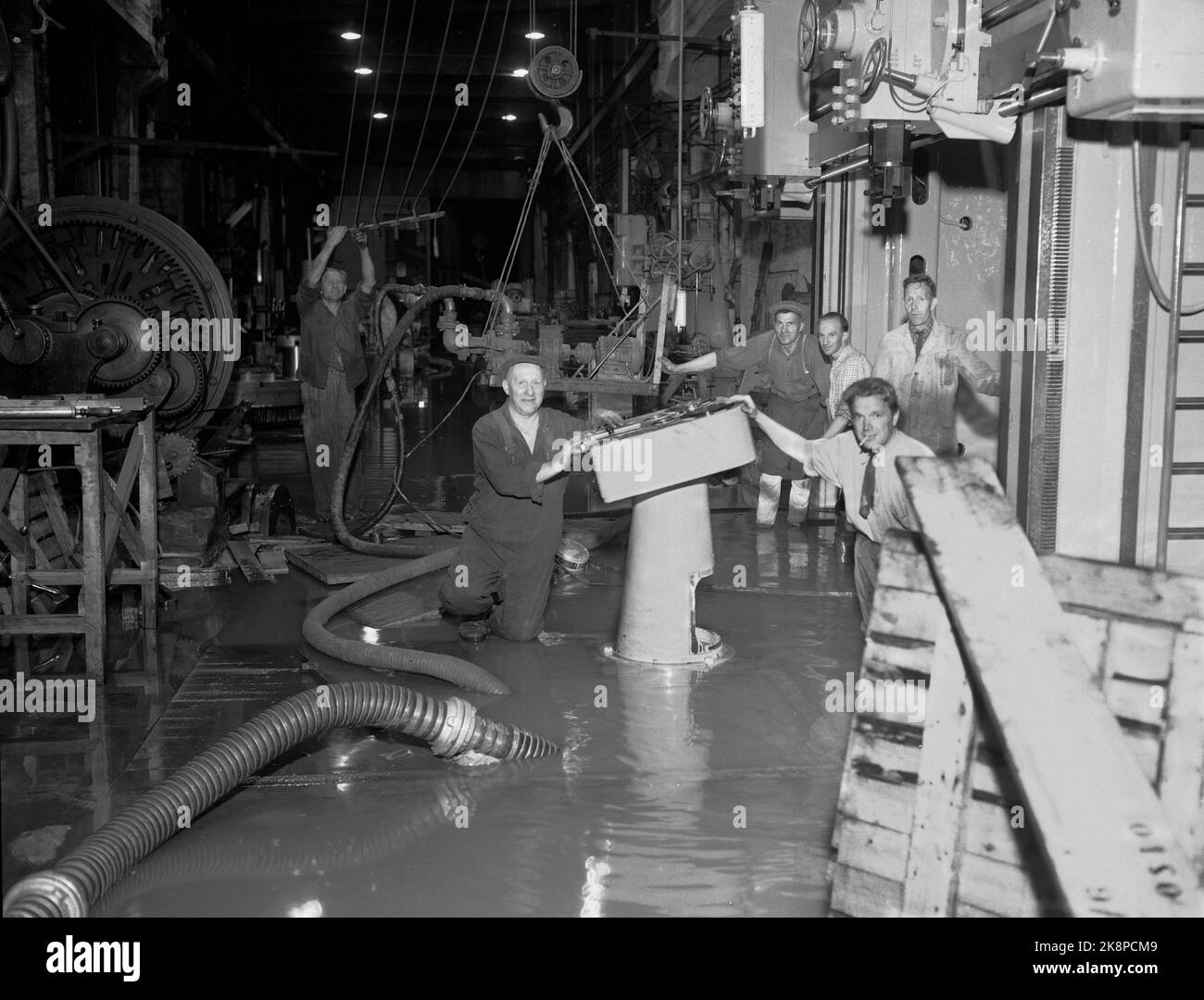Oslo 195108 record rain in August 1951 led to major damage both indoors and outdoors. Here from the flooded basement of Thunes Mek. workshop, where the employees try to get an overview of the extent of the damage. Photo: NTB / NTB Stock Photo