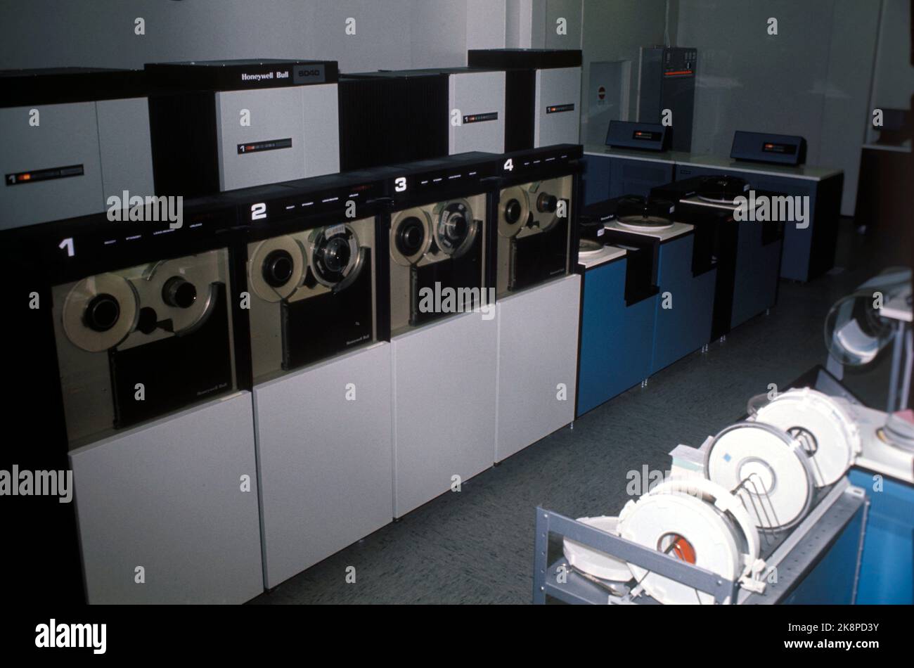 Oslo 19741102 The Post Office's new EDB system. Large machines with flushing / magnetic tape for storing data. Photo: NTB / NTB. Stock Photo