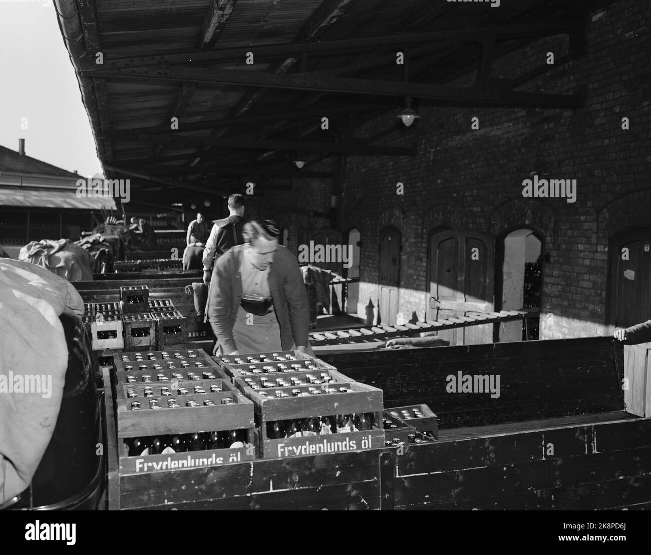 Oslo 1951. Breweries in Oslo in 1951. Here, beer boxes aboard trucks for exit to shops and restaurants in the Oslo area. Photo: Sverre A. Børretzen / Current / NTB  Breweries in Oslo in 1951. Cases of Beer Being Loaded Onto Trucks for Distribution To Shops and Restaurants in the Oslo-Aarea. Photo: Sverre A. Børretzen/ Current/ NTB. Stock Photo