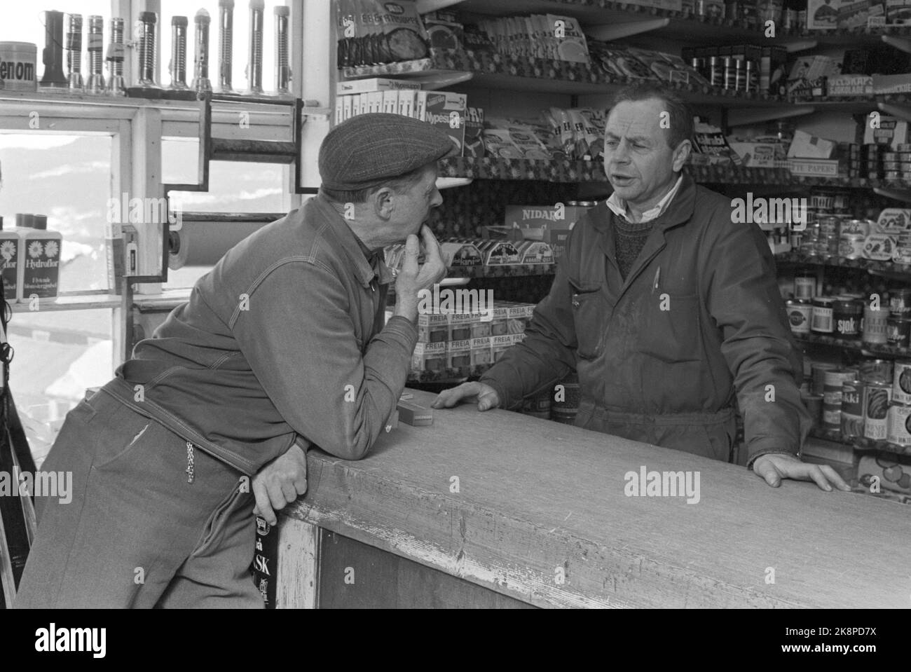 Skåbu in Gudbrandsdalen 19720401. 'A Krambu in Skåbu'. The old kram arches disappear. Efficiency must take the lead, but in Skåbu, a 110 -year -old Krambu still holds a stand. Heides Landhandel with proprietor Kristian Heide. The land trade sells everything from the self -made shaving trout (which King Olav buys), foods, cards, rubber boots, manufacitiums, ice cream, kitchen equipment, equipment products and power feed. The land trade is first and foremost a news center for people in the village with where one can hear about small and large events. Photo: Aage Storløkken / Current / NTB Stock Photo