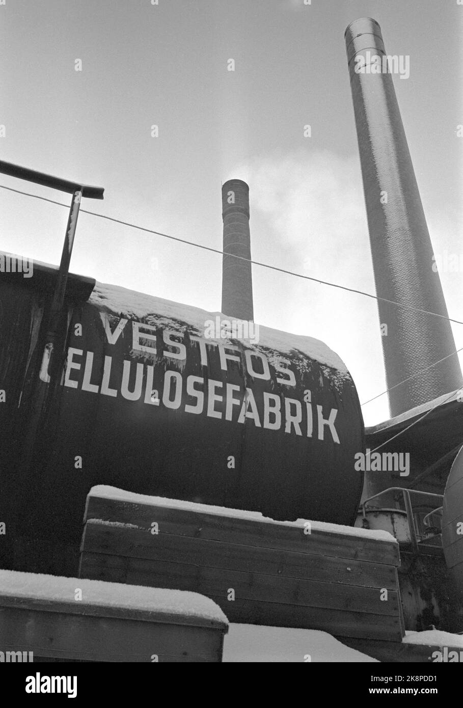 Vestfossen 19701212 The wheels are on Vestfossen. The layoffs at Vestfos Cellulose Factory came as a shock to the employees, as did the bankruptcy. Poor treatment of the employees. Environmental images from the last working days before the company closed its doors. Photo; Sverre A. Børretzen / Current / NTB Stock Photo