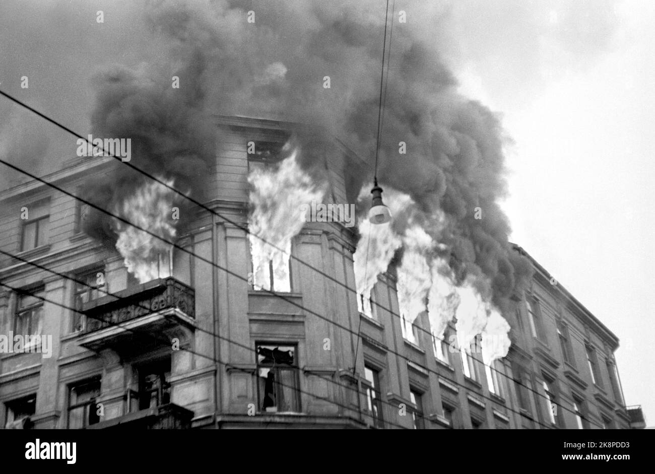 Oslo 19450123 The fire in Svendsensgate 1-3-5 Sabotage (standing on the envelope) Wrong? Probably: Schwensensgate 3 where Shell's oil storage was located. Sabotage where 360 liters of special oil was burned after resistance people loaded explosives and gasoline in front of the nose of German guards. Flames out of the windows Photo: R.J./NTB Stock Photo