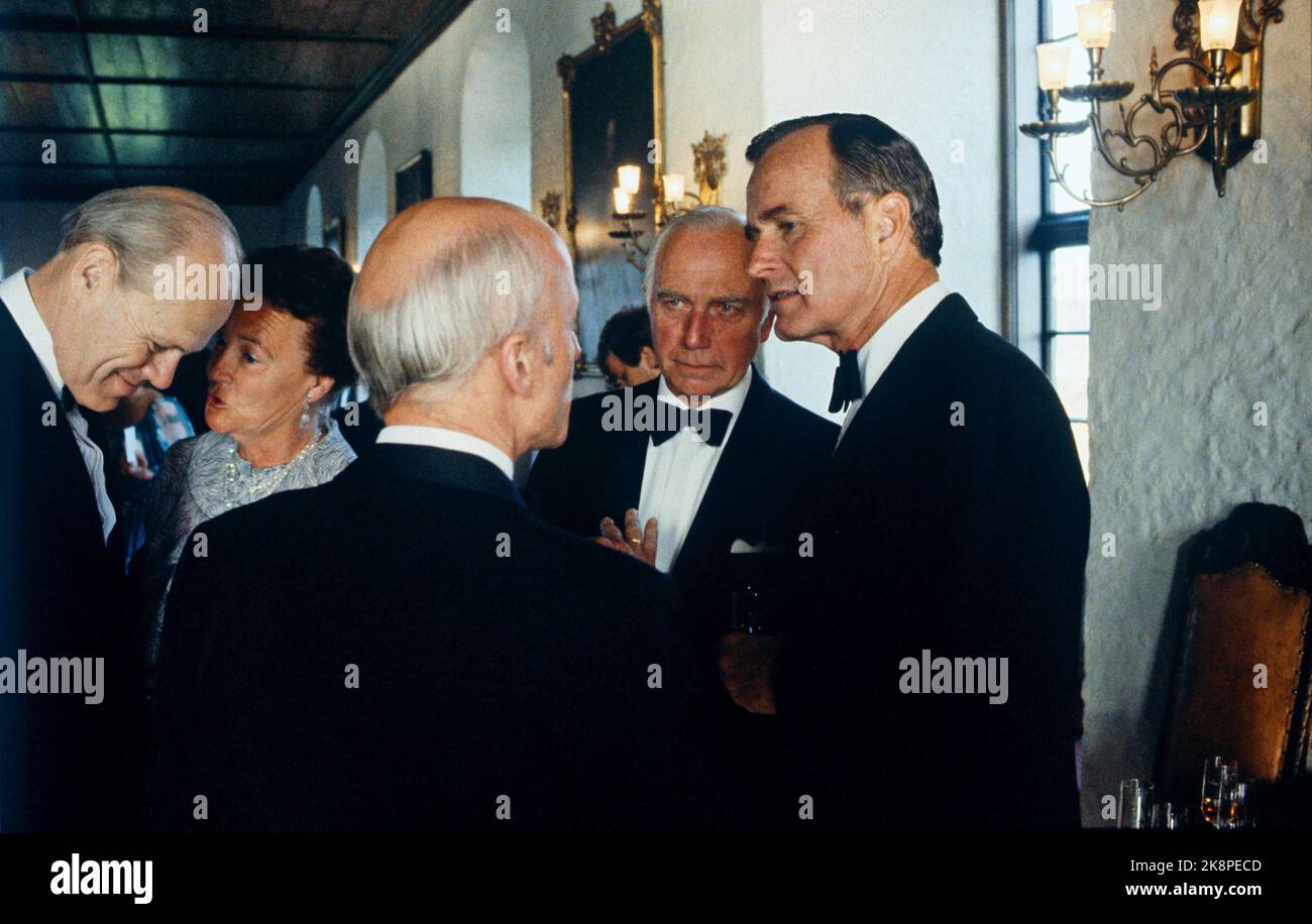 Oslo 19830629. USA Vice President George Bush on an official visit to Norway. The government's dinner at Akershus Fortress. Vice President Bush (th) in conversation with Prime Minister Kåre Willoch (from behind). Foreign Minister Svenn Stray completely t.v. (Missing names of person t.v. for the Vice President.) Photo: Erik Thorberg / NTB Stock Photo