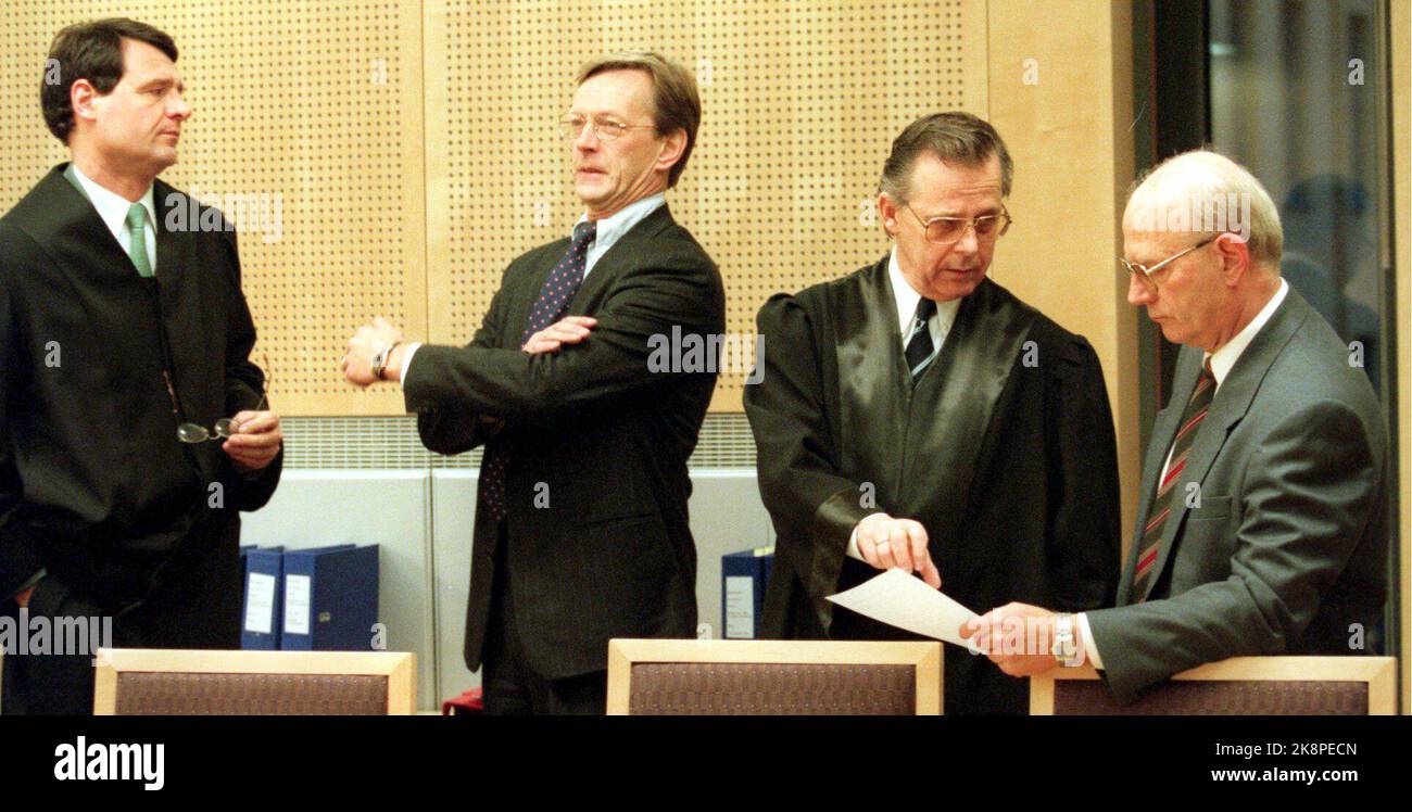 Oslo. The Airbus case. Per Terje Vold and Tom Rømer Svendsen talks with  their lawyers, Cato Schiøtz and Steinar Tellmann before the start of the  trial in the Oslo Court Stock Photo -
