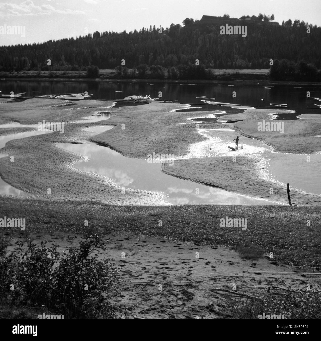 Glomma at Kongsvinger in the summer of 1947: The driest and warmest summer in man's memory has disastrous consequences for i.a. crops and timber flooding. Here's an overview of an almost dried Glomma. Children play in the small puddles left of the river. Photo: Current / NTB Stock Photo