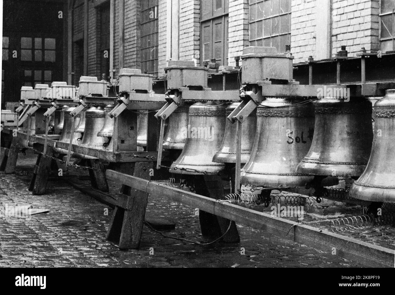 Strasbourg, France 1951 30 of the 34 bells for the chimes of Oslo City Hall are produced by the casting company Causard in Colmar. The clock game will consist of 38 watches where the 4 largest are produced in Tønsberg. Photo: NTB Archive / NTB Stock Photo