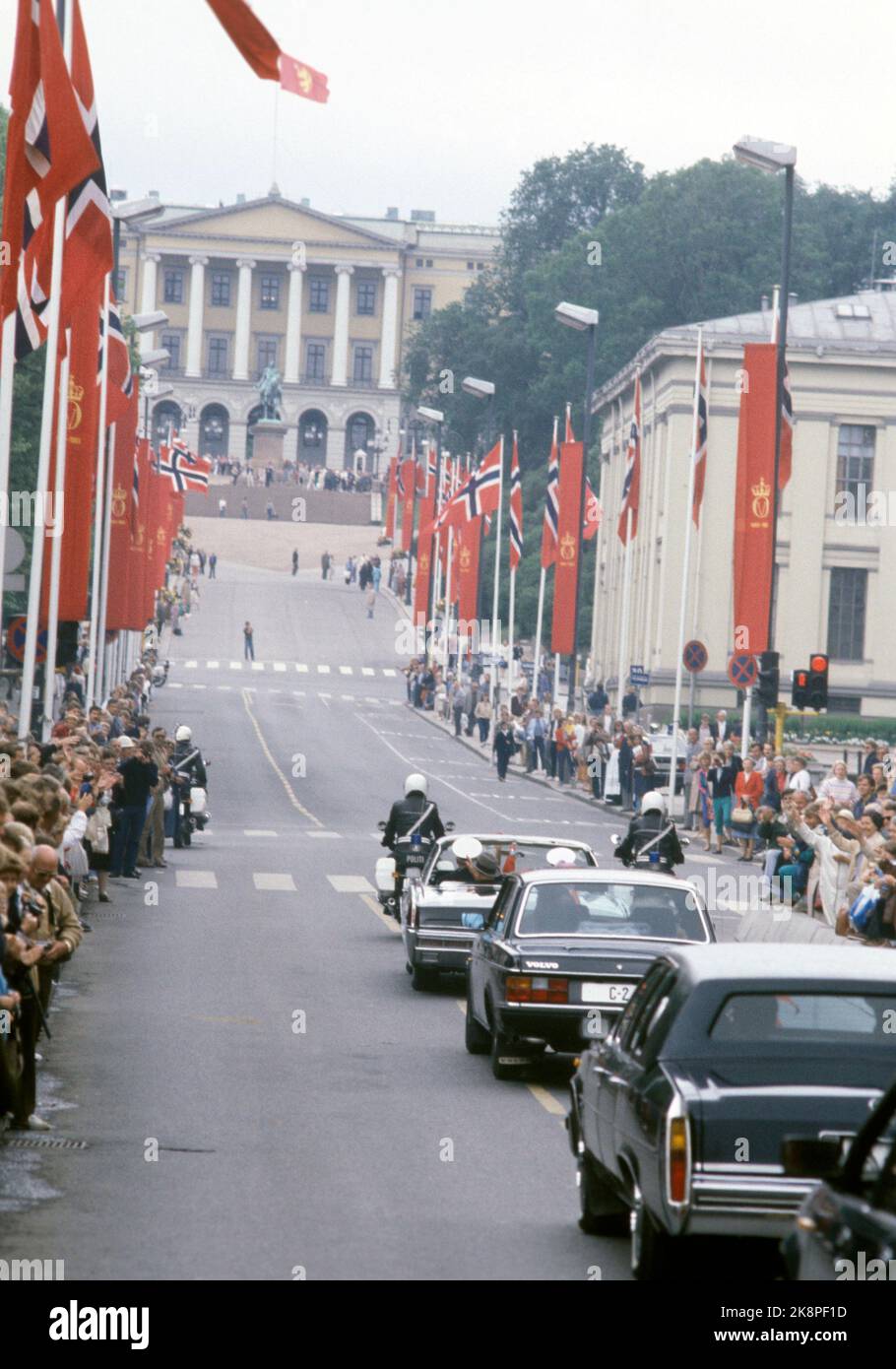 Oslo July 2, 1983. King Olav is 80 years old. Here from car card up Karl Johansgate. King Olav sits in the car with queen mother Elisabeth. Photo: NTB / NTB Stock Photo