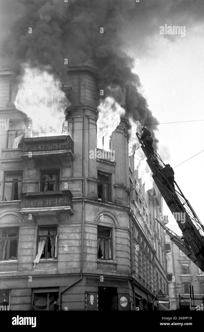 Oslo 19450123 The fire in Svendsensgate 1-3-5 Sabotage (standing on the envelope) Wrong?! Am: Schwensensgate 3 where Shell's oil storage was located. Sabotage where 360 liters of special oil was burned after resistance people loaded explosives and gasoline in front of the nose of German guards. Flames out of the windows. Firefighter on ladder car Photo: R.J./NTB Stock Photo