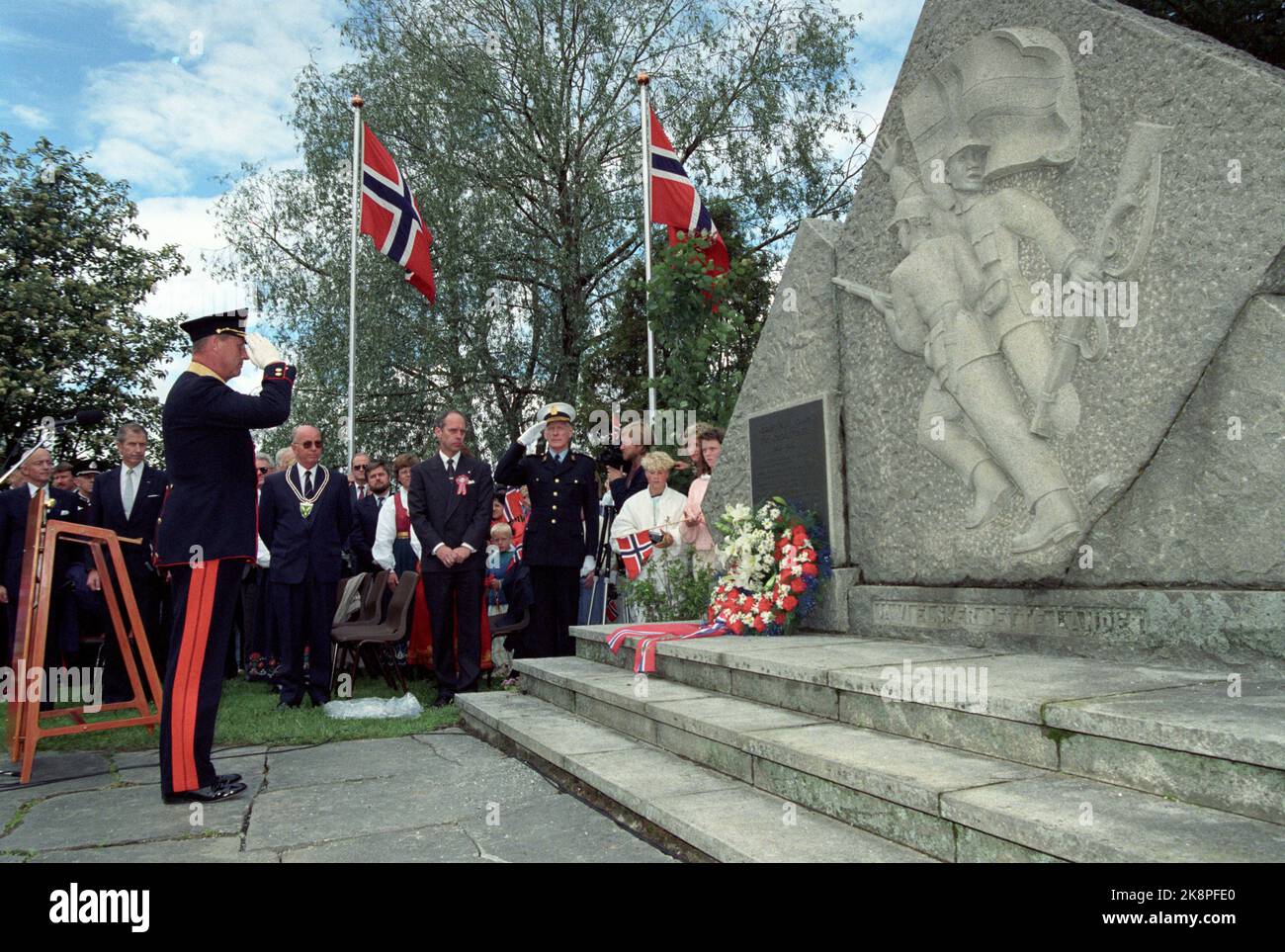 Årnes 19910620: Signing journey June 1991. King Harald V - Signing and Sigsninger. The picture: ceremony at the memorial boat over the fallen during the war. King Harald is honored. Photo: Lise Åserud Stock Photo