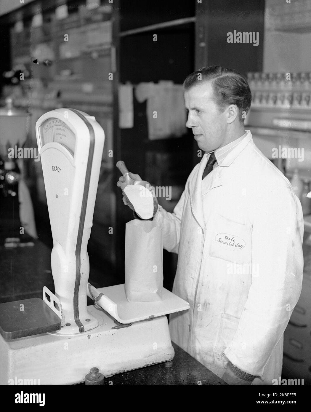 Grocery clerk Black and White Stock Photos & Images Alamy