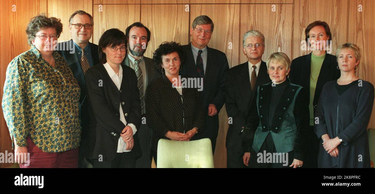 Oslo 19970129: At the NRK board meeting, it was decided that Broadcasting Manager Einar Førde will continue for four new years. In the picture the board before the start of the acid meeting. From left Lillian Fjellvær (ANS Repp), Nils-Tore Andersen, Wenche Folberg (ANS REPRR), Odd Nordhaug, Tove Karoline Knutsen, Trygve Ramberg (leader) Einar Førde (Broadcasting Manager), Vigdis Moe Skarstein (deputy leader), Elisabeth Wille and Kari Saastad (product for Geir Helljesen - ANS REPR). NTB photo Per Løchen) / NRK / Board Meetings / Stock Photo