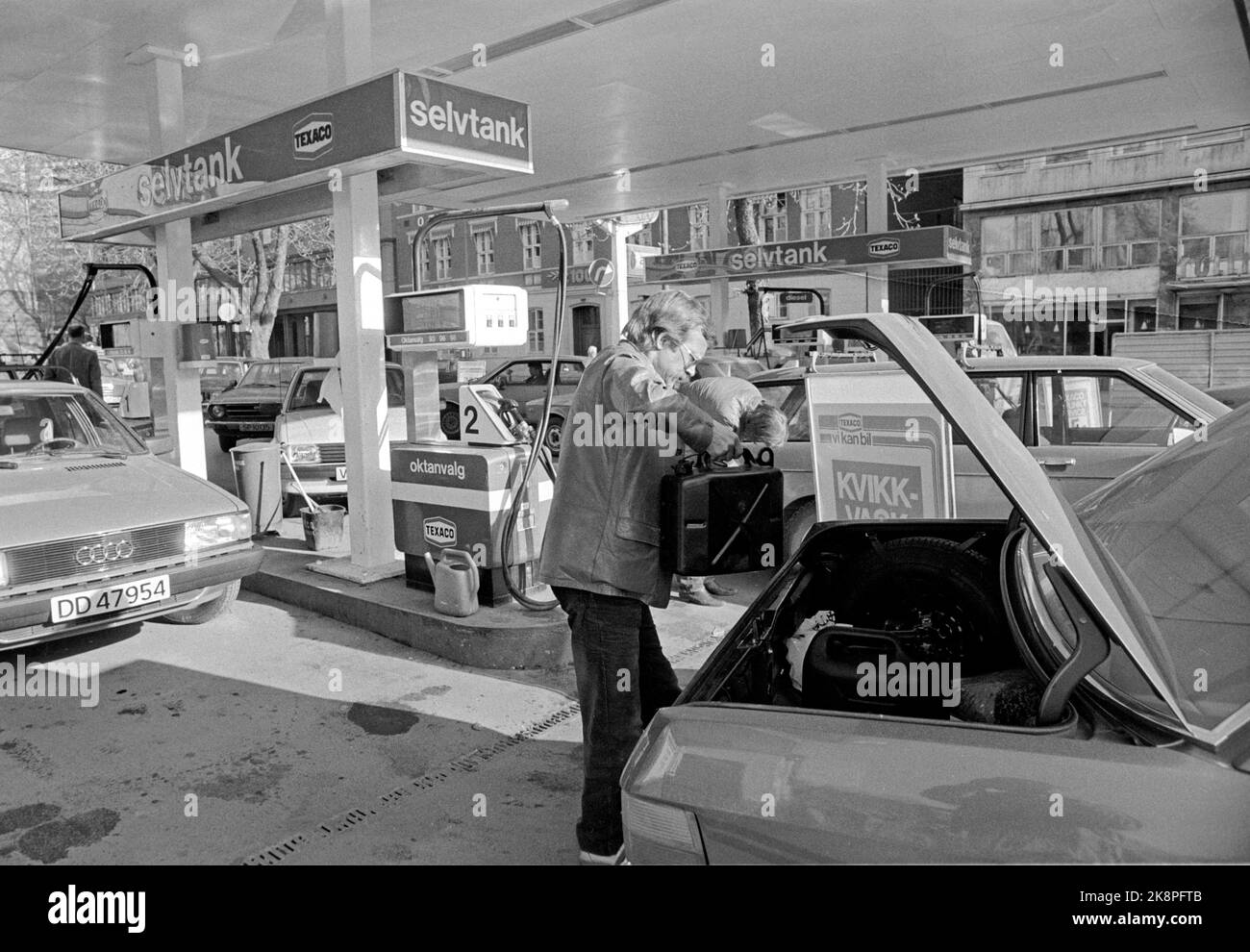 19820421 Transport strike. Long queues and inputs for hamstring at the