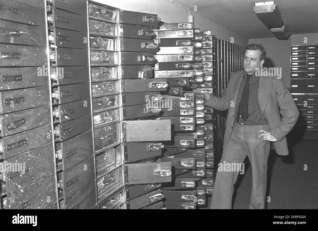 Oslo 19780313. Information Manager Truls Treider in the credit box at the 139 bank boxes opened during the burglary in the bank's Fillial in Rosenkrantzgaten. Former Securita Guard Jan Petter ('Bankbox-Benny') Askevold is charged with stolen NOK 1,250,000 from the bank boxes. Photo: Erik Thorberg NTB / NTB Stock Photo
