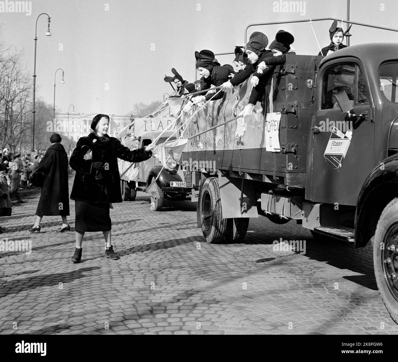 Oslo 19570330 The Children's Week in Oslo opened with a shortcut through the city. Here from Karl Johans gate, a truck with children in costumes on the loading plane. The kids have hooves that people put money into. Cigarette advertising for the cigarette hobby on the truck. Photo: Stage / NTB / NTB Stock Photo