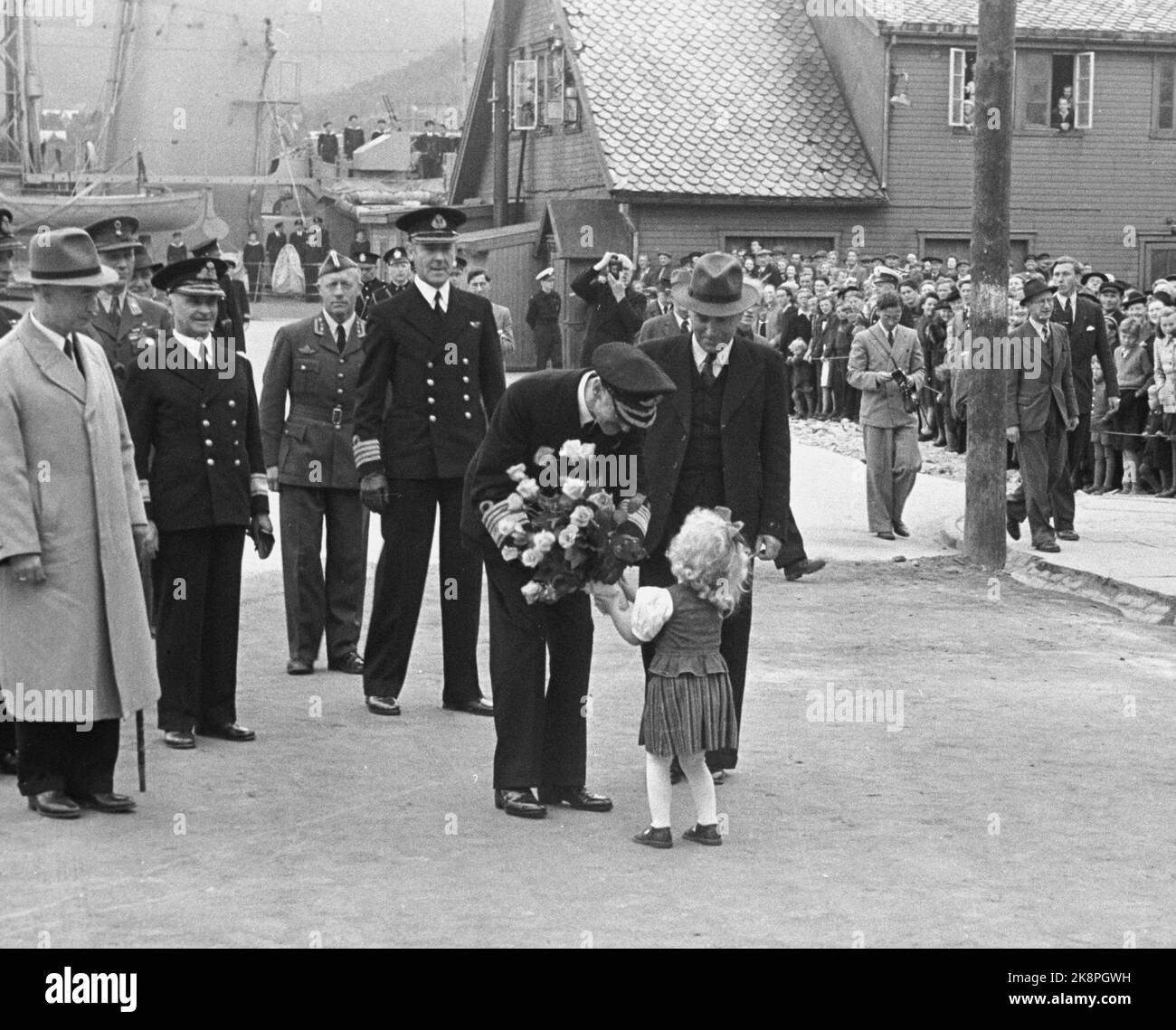 Tromsø 194607. King Haakon visits Tromsø to look at the recovery of the city after World War II. Here King Haakon receives flowers from a little girl. Photo: NTB Archive / NTB Stock Photo