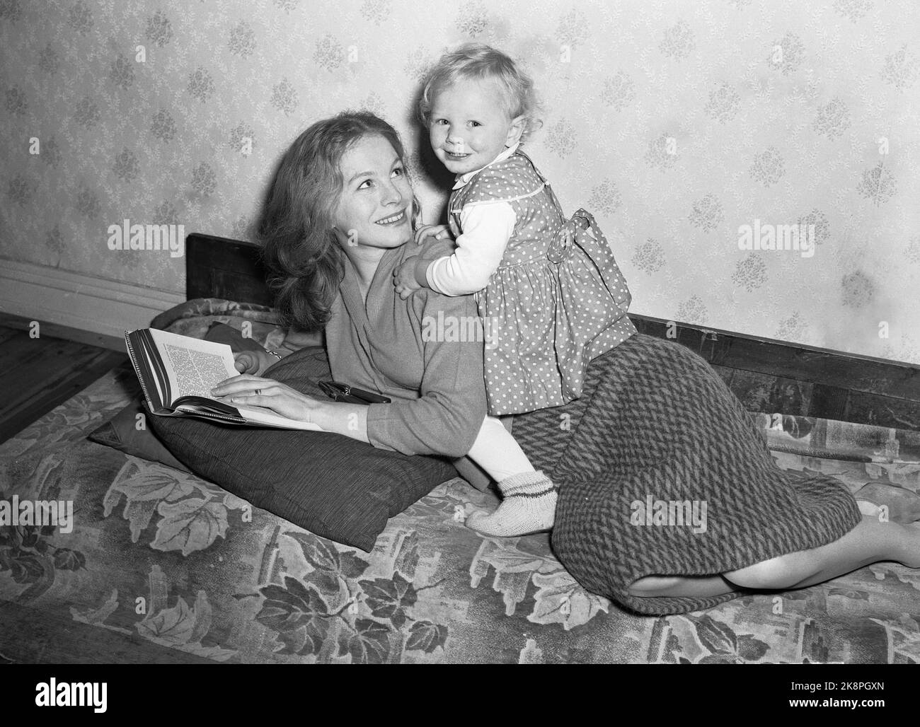 Oslo 19581004. Actor Ruth Tellefsen reads in the book with her daughter ...