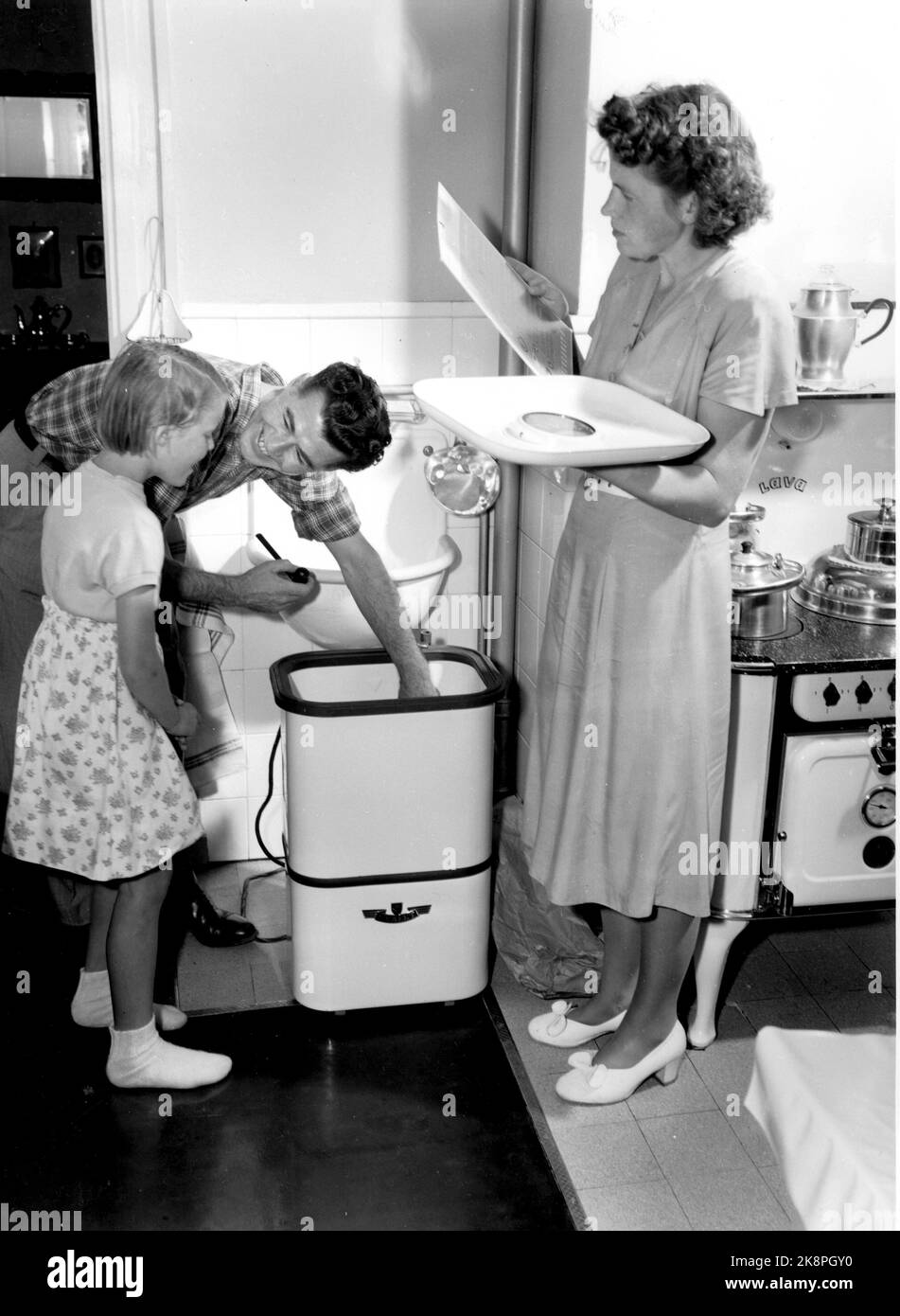 1951. From daily life in Norway after World War II. 'The washing machine comes'. End of scouring and sink - the new -fashioned washing machine of the brand into the kitchen. At the Gulbrandsen family in Ørengata 11 in Drammen. They will illustrate a typical Norwegian average family in the 1950s. Stock Photo NTB / Current Stock Photo