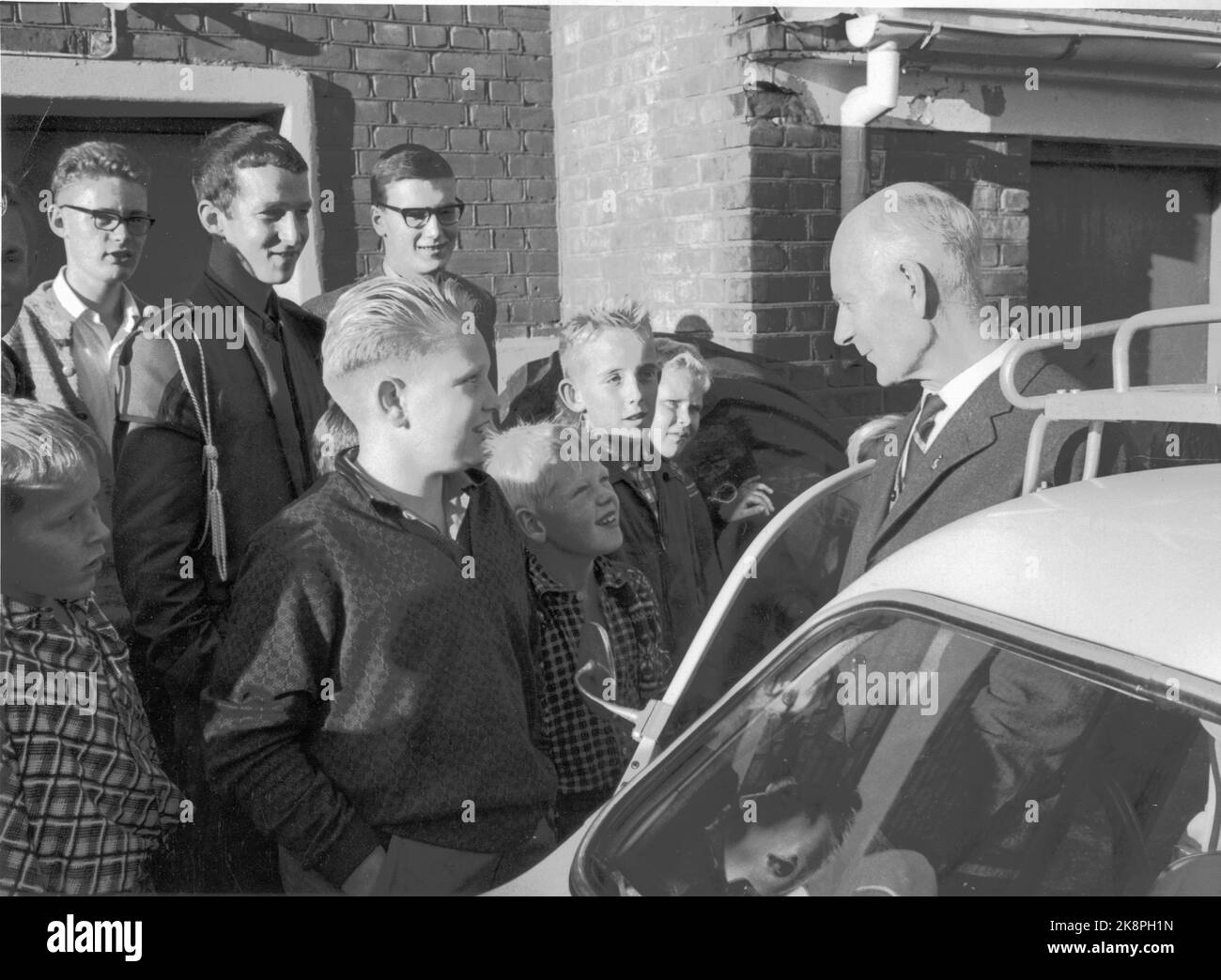 Hamar 196309 Former Prime Minister Einar Gerhardsen at the election campaign for the Labor Party ahead of the municipal elections. Here he visits Hamar. Gerhardsen with children and adolescents,- young fans. On the way into a car. Photo: Ivar Aaserud / Current / NTB Stock Photo