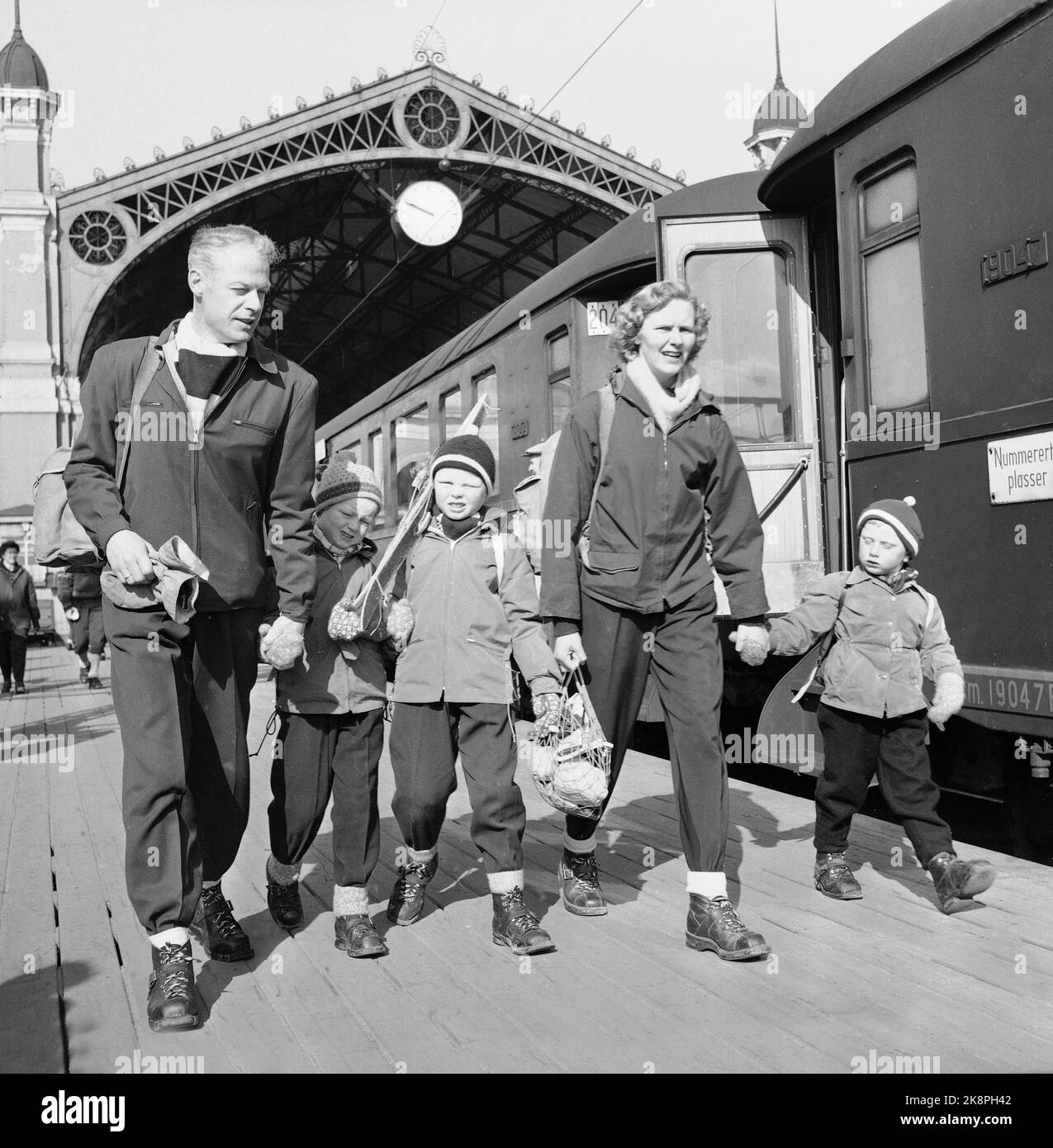 Oslo Easter 1957. 'On Saturday, 20,000 Easter travelers traveled from Oslo Vestban station and nearly 40000 from Oslo East Railway Station, where 14 extra trains were set up.' 'Here the Lars Østtveit and Lady family with f. Photo: Jan Nordby / NTB / NTB Stock Photo