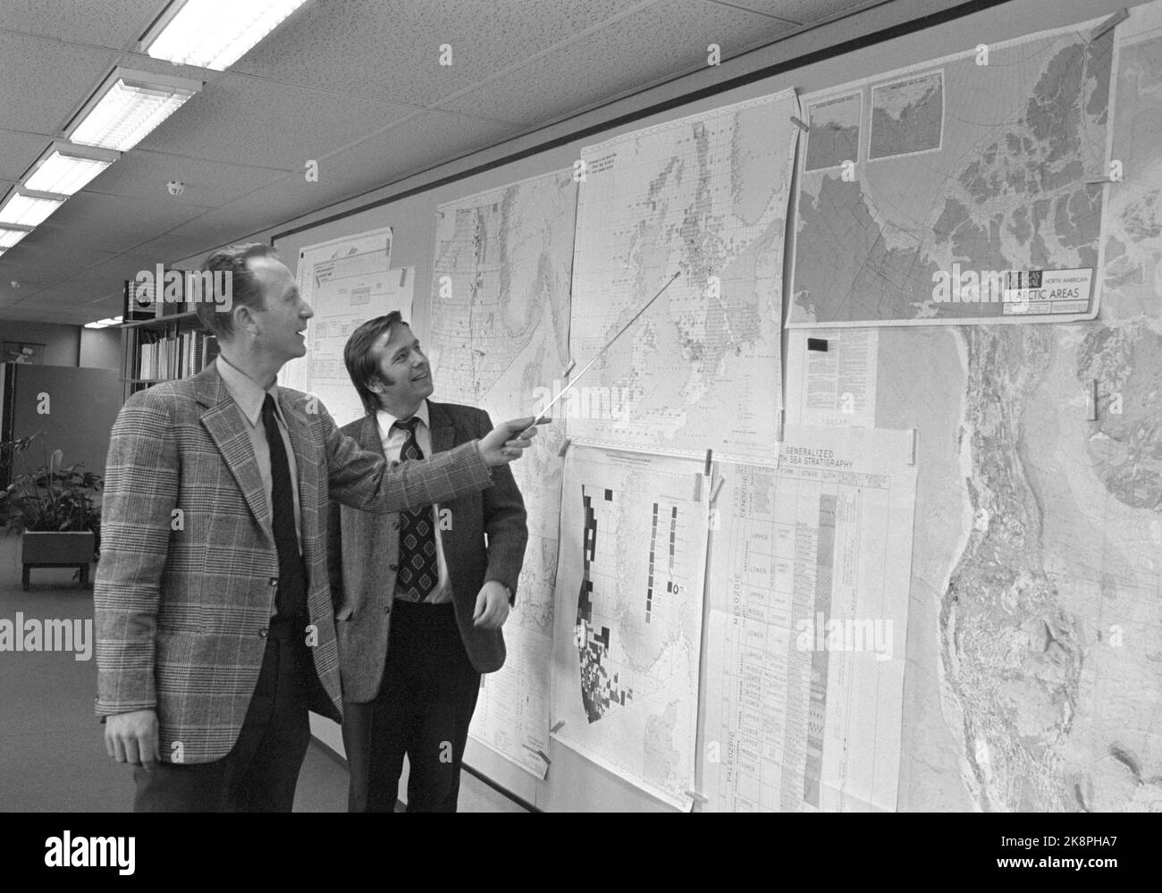 Stavanger 1974 The State and the Oil Millions Discussions about Statoil's organizational form and articles of association. Currently, there are approx. 60 employees in work in the huge office landscapes used by Statoil in Lagårdsveien 80 in Stavanger. Here, director Arve Johnsen (TV) and geophysicist Ingebret Gausland. Photo: Sverre A. Børretzen / Current / NTB Stock Photo