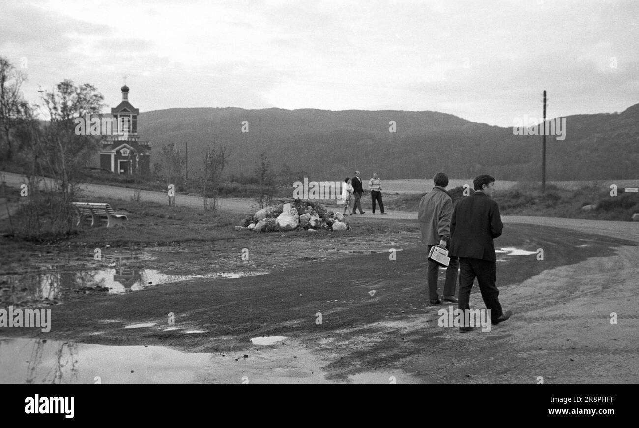 Boris Gleb, Soviet April 1965. 'Russian tourist weapons: vodka'. Visa -free access to the Soviet Union. Boris Gleb can tempt with art exhibition, cinema and visit to the power plant, but the foremost lure is Vodka .. Here tourists on their way to a tour of the old church who act as an art museum. Photo: Sverre A Børretzen / Current / NTBSCANPIX. Stock Photo