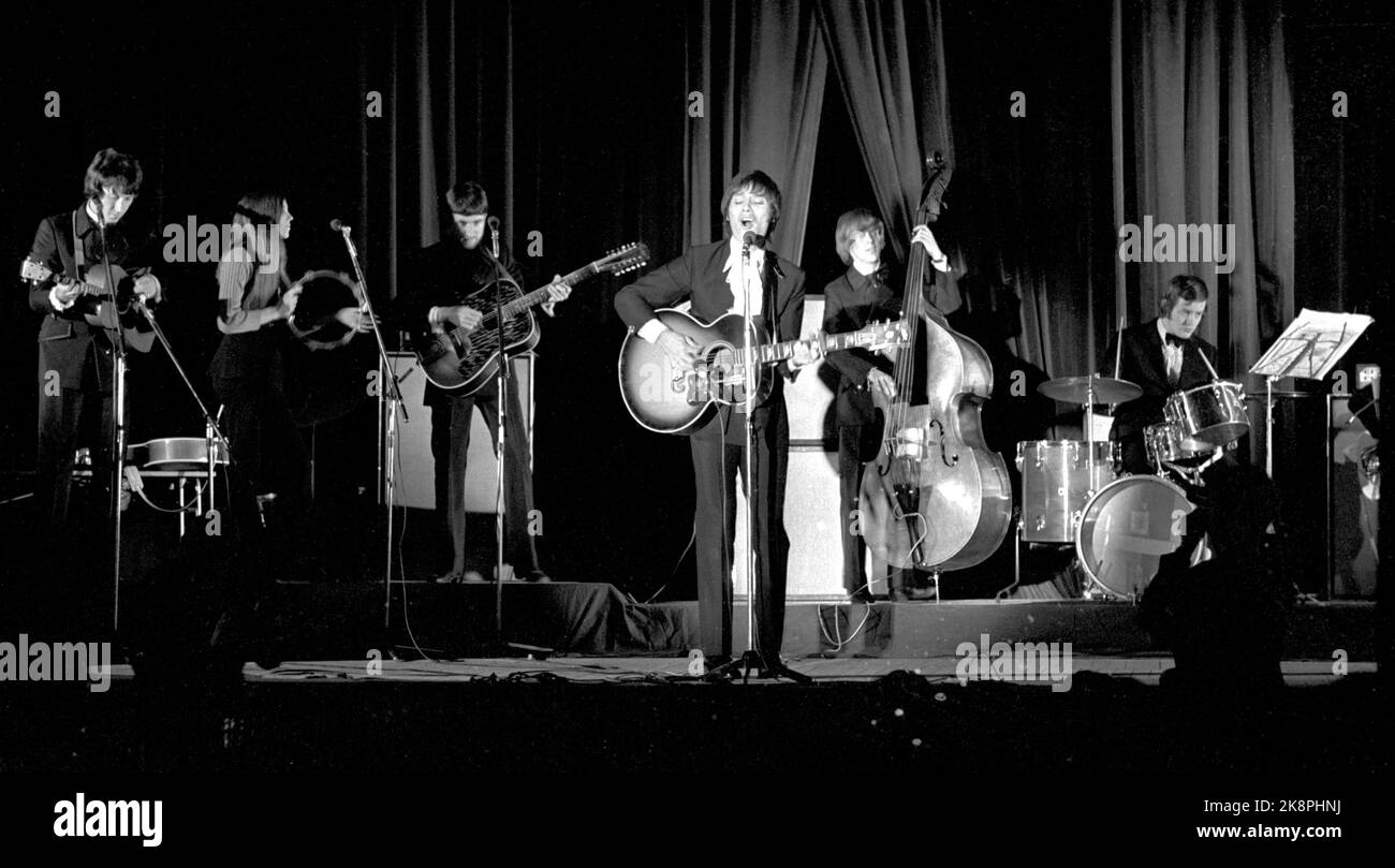 Oslo 19691125 Artist Cliff Richard visits Norway. Here Cliff Richard in action with guitar during the concert. Photo: NTB / NTB Stock Photo