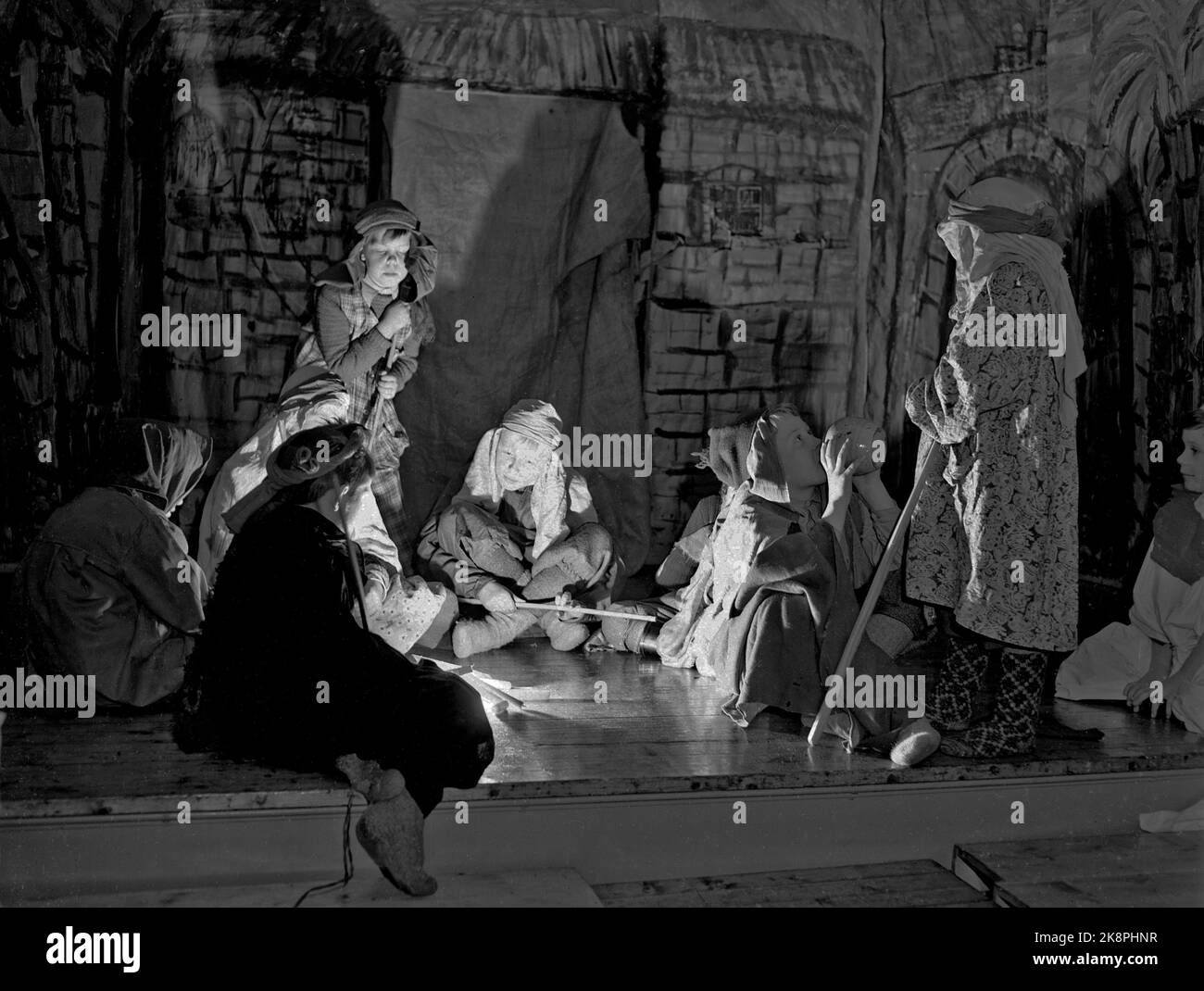 oslo-19481211-with-shepherd-s-bar-in-lakkegata-the-children-perform
