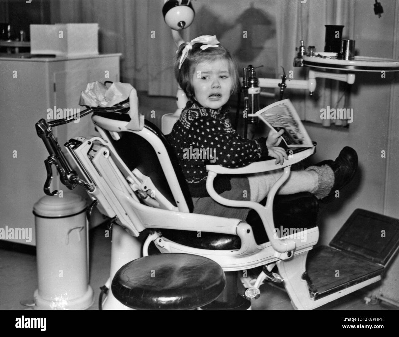 Oslo 1941: Oslo Municipal folk kan care in Møllergata 24. Small girl in the dental chair. Photo: NTB Stock Photo