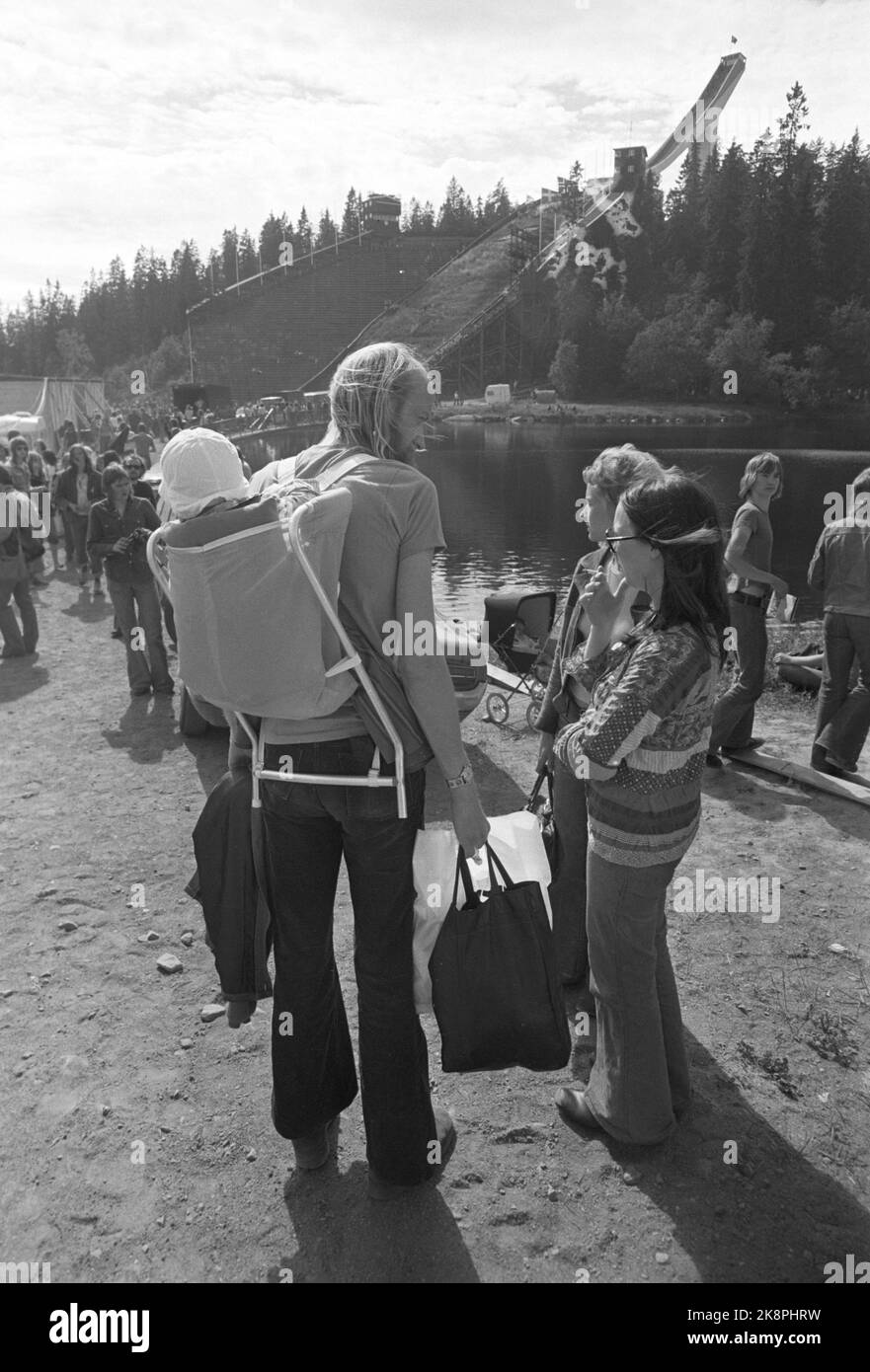 Oslo June 17, 1973. Rock concert in Holmenkollen, the Ragnarock event under the auspices of Centralfilm A/S was a great success. The event took place from 1300 until midnight. The first group out was the Bergen Group Saft in interaction with Hardangerfler Sigbjørn Bernhoft Osa. The tickets cost NOK 20 and a movie from the event is scheduled to be shown 3-4 months after the concert. Children in carrier. Photo: Current / NTB Stock Photo