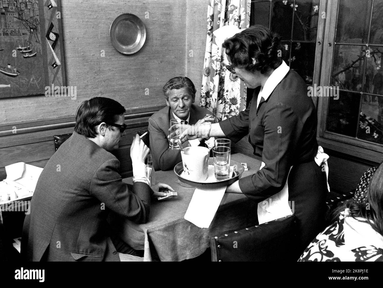 Oslo June 1971: The Tostrup cellar is Norway's political duck pond. Politicians and press people in beautiful association. Waiter collects glass from the tables. Photo: Aage Storløkken / Current / NTB Stock Photo