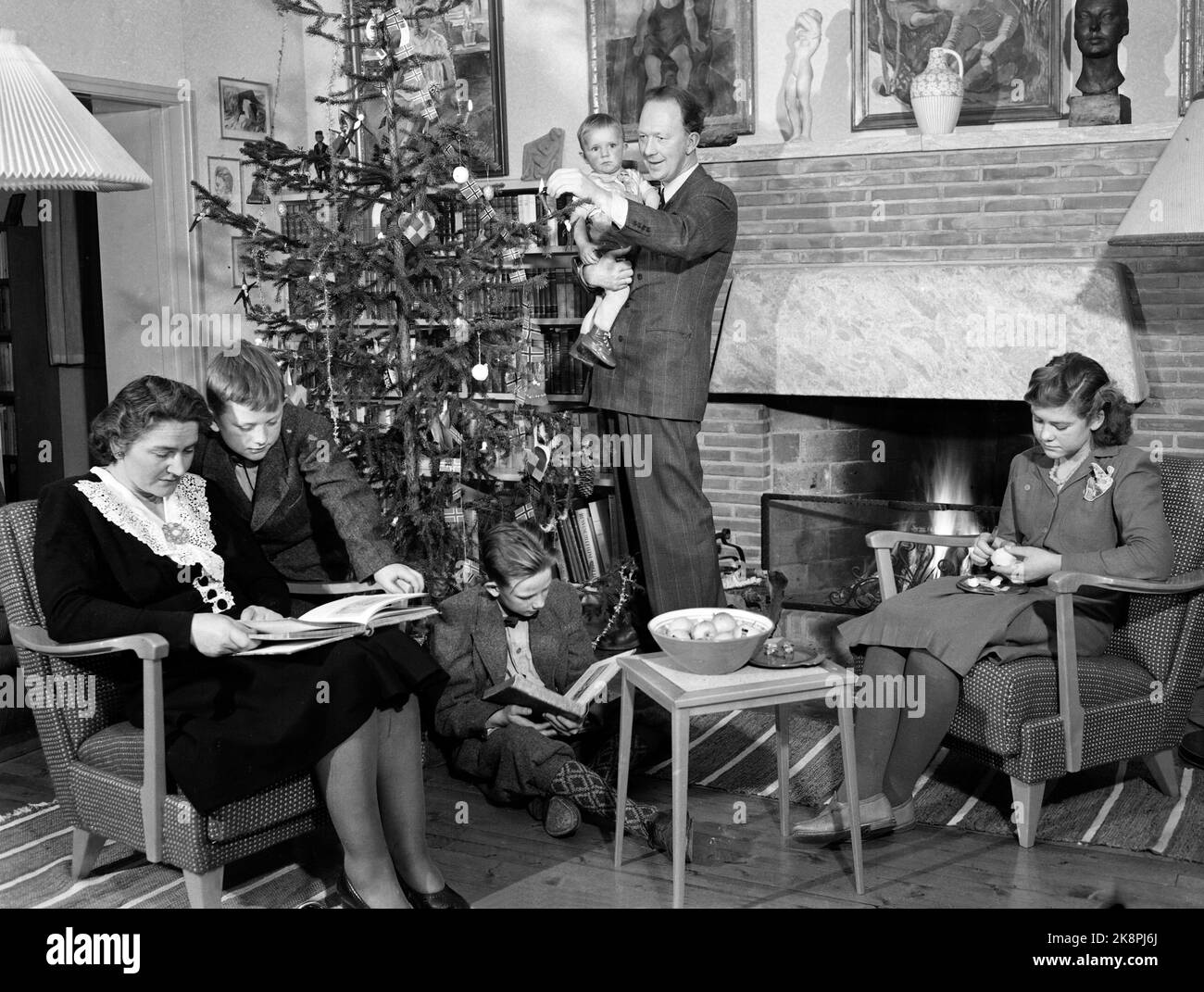 oslo-19490107-author-nils-johan-rud-with-family-celebrates-christmas